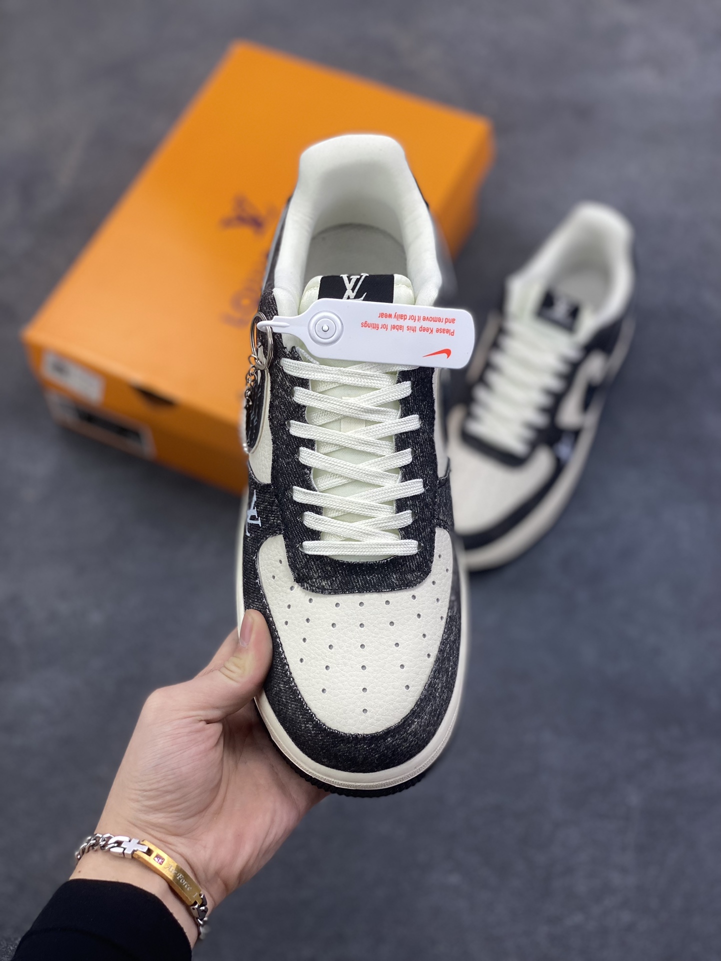 图片[2]-NIke Air Force 1 \’07 Low LV联名–米黑牛仔 空军一号低帮 运动鞋 休闲鞋 折边针车 工艺难度大 原楦头原纸板 高级牛仔 高端定制鞋盒 原厂鞋底 超高清洁度 细节完美 货号：DX1888-097 尺码：36 36.5 37.5 38 38.5 39 40 40.5 41 42 42.5 43 44 44.5 45-选品中心