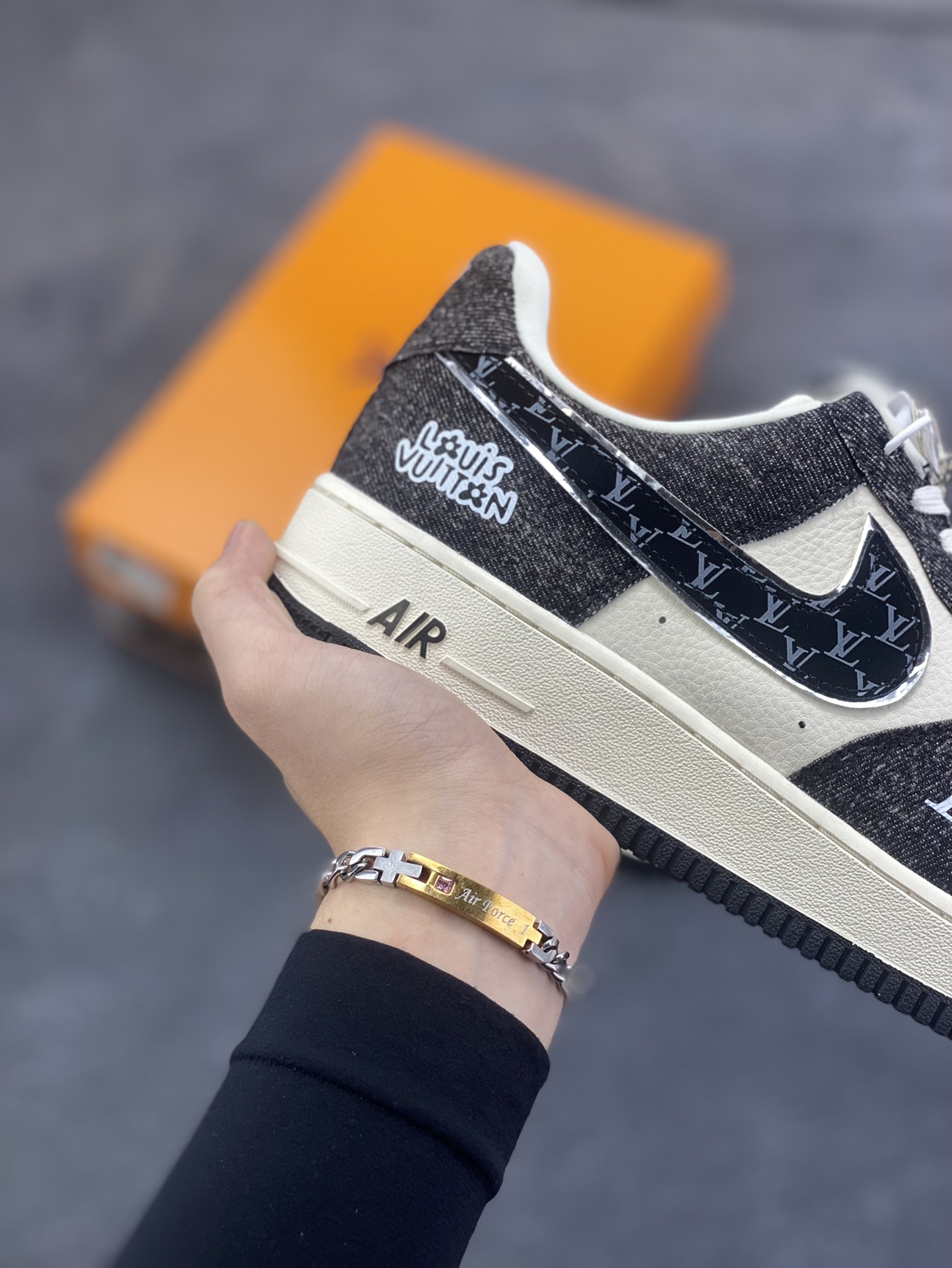 图片[6]-NIke Air Force 1 \’07 Low LV联名–米黑牛仔 空军一号低帮 运动鞋 休闲鞋 折边针车 工艺难度大 原楦头原纸板 高级牛仔 高端定制鞋盒 原厂鞋底 超高清洁度 细节完美 货号：DX1888-097 尺码：36 36.5 37.5 38 38.5 39 40 40.5 41 42 42.5 43 44 44.5 45-选品中心