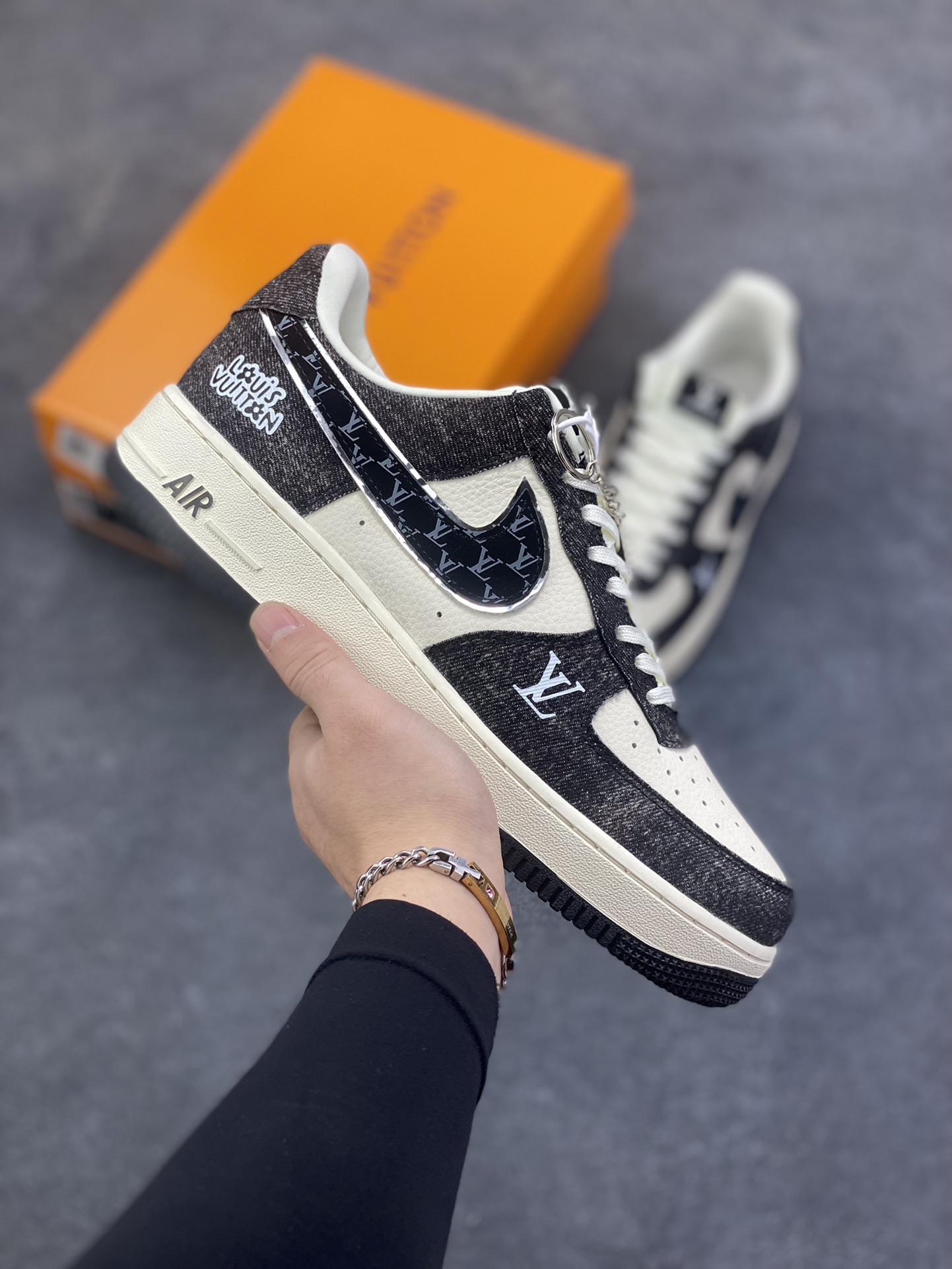 NIke Air Force 1 \'07 Low LV联名--米黑牛仔 空军一号低帮 运动鞋 休闲鞋 折边针车 工艺难度大 原楦头原纸板 高级牛仔 高端定制鞋盒 原厂鞋底 超高清洁度 细节完美 货号：DX1888-097 尺码：36 36.5 37.5 38 38.5 39 40 40.5 41 42 42.5 43 44 44.5 45-选品中心
