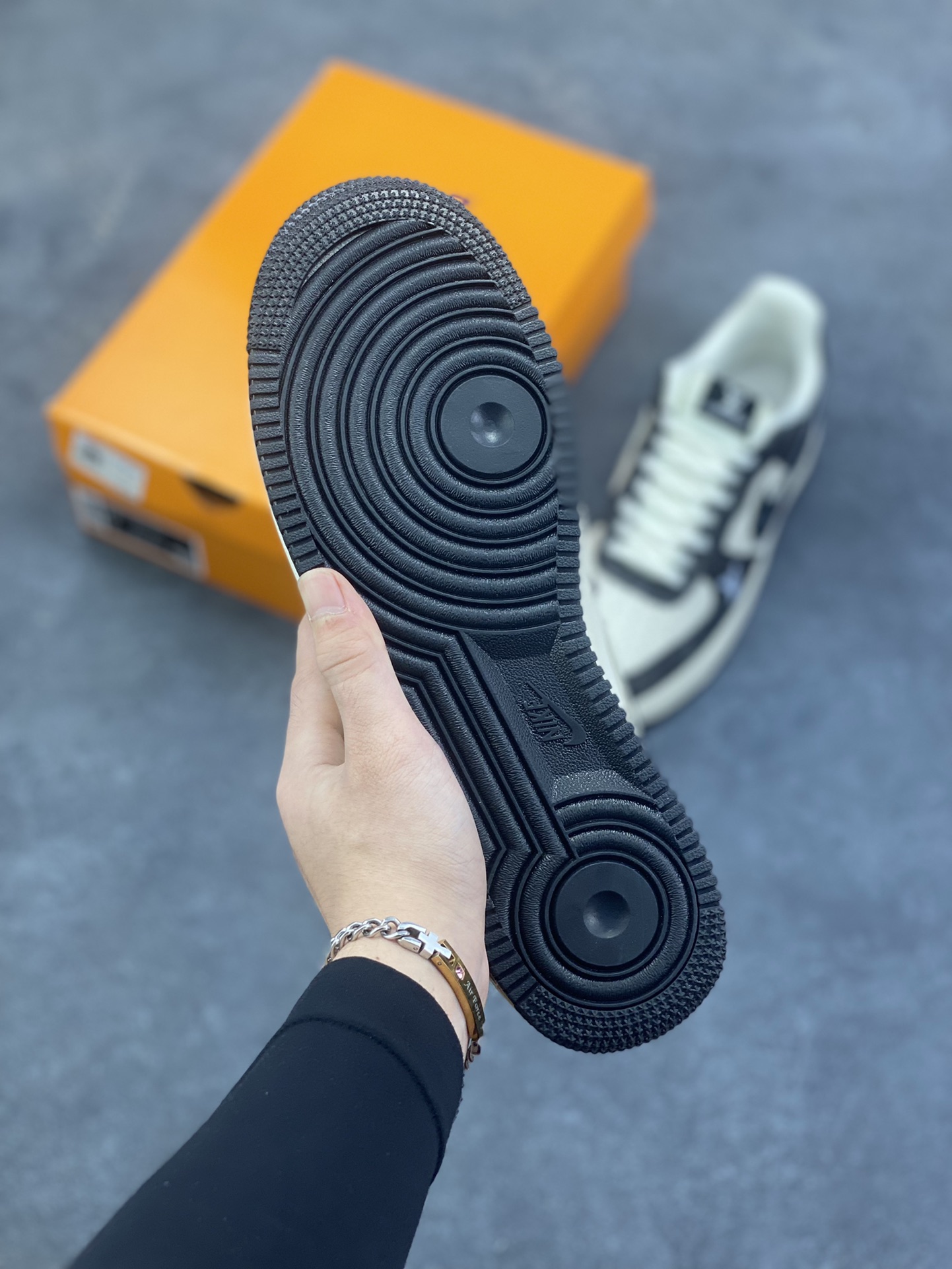 图片[5]-NIke Air Force 1 \’07 Low LV联名–米黑牛仔 空军一号低帮 运动鞋 休闲鞋 折边针车 工艺难度大 原楦头原纸板 高级牛仔 高端定制鞋盒 原厂鞋底 超高清洁度 细节完美 货号：DX1888-097 尺码：36 36.5 37.5 38 38.5 39 40 40.5 41 42 42.5 43 44 44.5 45-选品中心