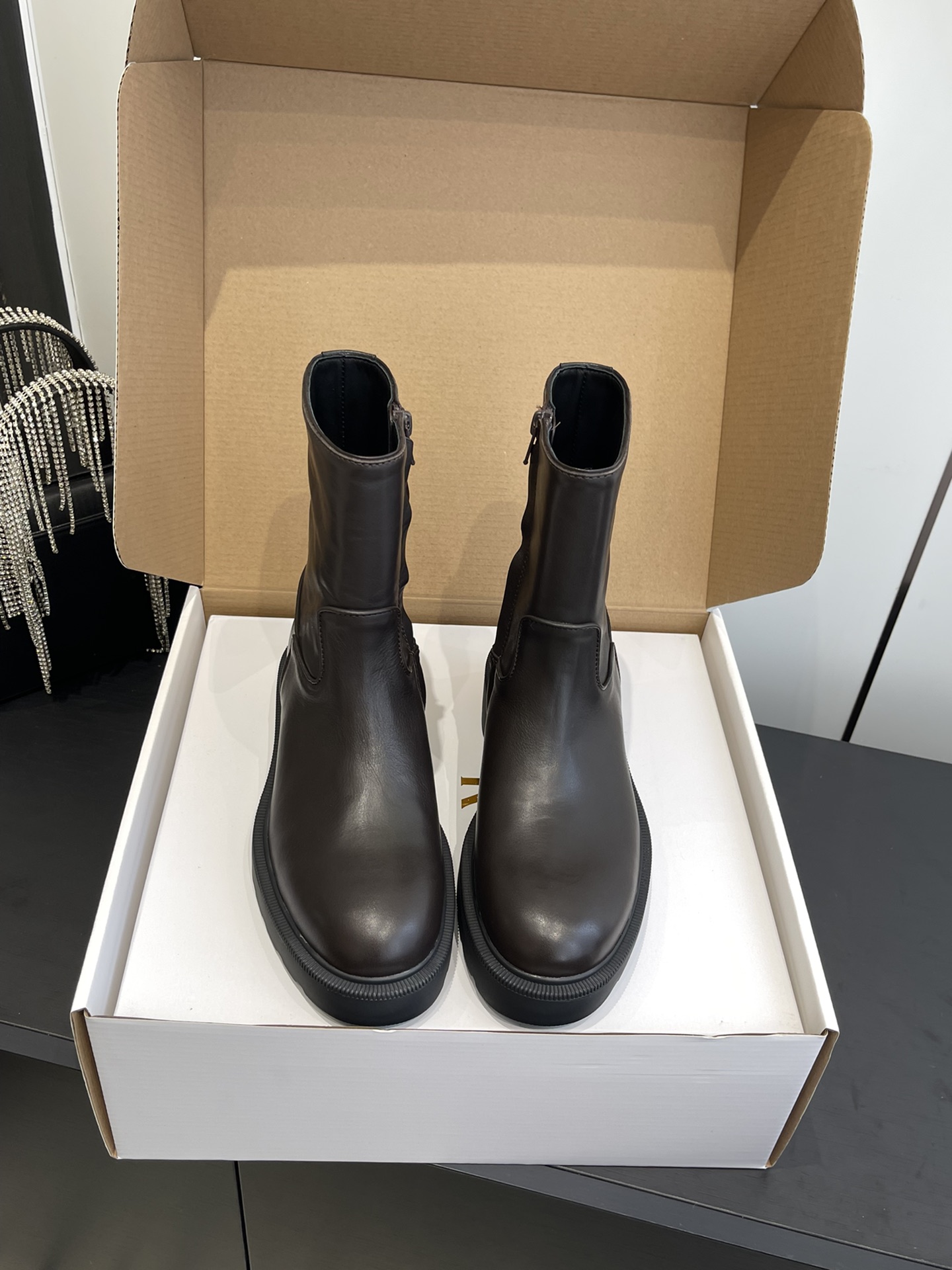 NO:562878,The row 2025 autumn and winter boots new Martin boots short boots, classic, simple, handsome and versatile ~ the shape of the shoes is super good, so easy to wear!  Light and not bulky!  Increase height and have long legs easily!  The perfect way to make your legs look slimmer~ It’s so fragrant~ The zipper design makes it easy to put on and take off, and it’s a style that can be worn in all seasons!  Fabric calfskin, lining mixed sheepskin, foot pads mixed sheepskin, latex pad attached to the heel stress point to improve overall comfort, midsole imported from Italy, outsole mold outsole, size 35-40 (40 customized), boots, boots, cowhide, sheepskin19860909The row 2025秋冬靴新款马丁靴短靴 经典简约帅气百搭～鞋形超好,好穿到飞起！轻盈不笨重！增高 轻松拥有大长腿！显腿瘦绝绝子~大香了～拉链设计 方便穿脱 四季可穿的款式！ 面料小牛皮 内里里色混种羊皮 垫脚混种羊皮,后跟受力点附了乳胶垫提升整体舒适度 中底意大利进口中底 大底模具大底 码数35-40（40订做）,靴子,boots,cowhide,sheepskin,Women's Shoes