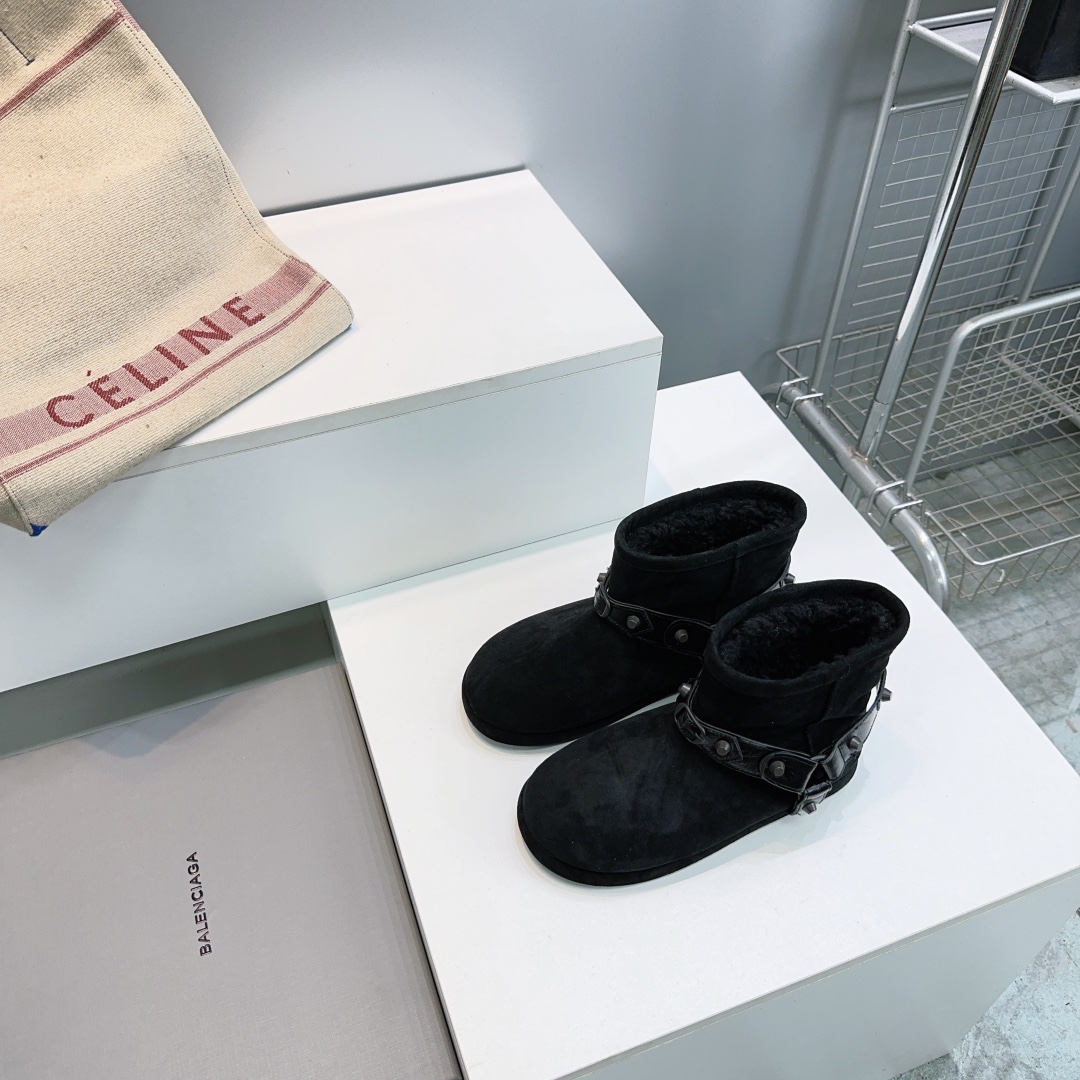 NO:628040,High quality!  Top quality BALENCIAGA [Balenciaga] 2025 autumn and winter new belt buckle rivet snow boots lambswool warm short boots!  Not too handsome at all. The design is full of style, breaking the dull and bloated look of traditional snow boots and full of personality!  The upper is made of mercerized cow suede fabric. It has a delicate and high-end feel. The entire interior is made of pure wool. The rubber outsole is warm and comfortable, non-slip and wear-resistant. It adds a layer of safety lock for humid winter and makes you feel safe when wearing it!  The upper is made of cow suede, the lining is imported Australian wool, the original molded foam outsole, the size: 35-41 (40 and 41 orders are non-refundable), comes with original packaging, snow boots, balenciaga, balenciaga, boots.19860909高品质！顶级品质BALENCIAGA【巴黎世家】 2025秋冬新款皮带扣铆钉雪地靴羊羔毛保暖短靴！简直不要太帅 设计感满满打破传统雪地靴的沉闷臃肿个性十足！ 鞋面采用丝光牛反绒面料 细腻高级感拉满整个内里采用纯羊毛 保暖舒适橡胶大底防滑耐磨 给潮湿的冬季加上一层安全锁穿上安全感满满！ 鞋面采用牛反绒 内里进口澳洲羊毛 原版开模发泡大底 码数:35-41（40 41订不退换） 配原版包装,雪地靴,balenciaga,balenciaga,boots,Women's Shoes