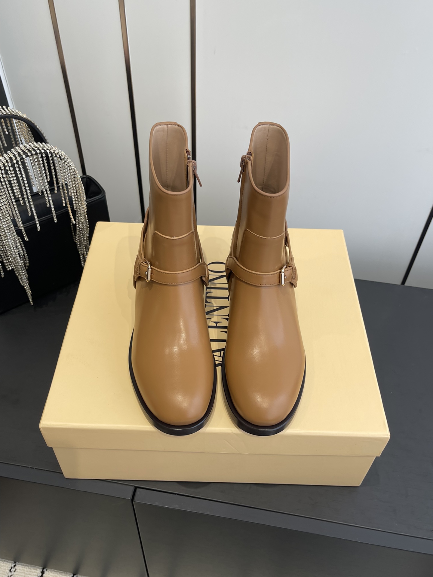 NO:562873,Valentino Valentino 25ss official website synchronization, the latest knight boots series in the counter, the main style for autumn and winter, the rhythm of super hot style, a must-have item for travel!  It looks good with any combination. It is a beautiful shoe that is worthy of being included in the shoe cabinet. Fabric: original one-to-one Italian imported cowhide. Lining: cowhide lining. Size 35-42 (customized at 40.41.42), boots, valentino, valentino, boots, cowhide19860909Valentino 华伦天奴 25ss官网同步 专柜最新骑士靴系列 秋冬主季打款 超爆级款的节奏 出行必备单品！随意搭配么怎穿都好看 值得收入鞋柜的一款美鞋实超物级美 面料:原版一比一意大利进口牛皮 内里:牛皮里 码数35-42（40.41.42订做）,靴子,valentino,valentino,boots,cowhide,Women's Shoes