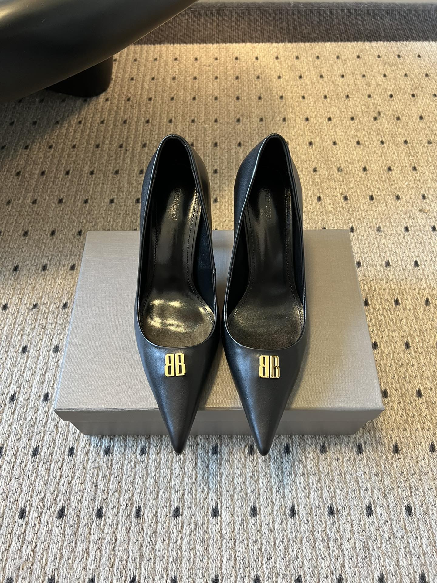 NO:630362,Balenciaga 25ss pointed toe thin strap kitten heel high heels adopt a minimalist pointed toe shoe shape with sharp and smooth lines. It is matched with the iconic golden 'BB' metal logo on the toe. It is simple but reveals high-level recognition. It has both the sophistication of commuting and the exquisite aura of luxury goods.  With the design of 'minimalist pointed toe + iconic metal logo', this shoe can be flexibly adapted to various styles such as 'commuting, dating, street, and daily life', and is a 'universal tool' to enhance the sense of luxury. Cowhide upper, leather lining, genuine leather outsole, size 35-41 (40.41 customized, non-refundable), high heels and sandals, balenciaga, balenciaga, sandals, high heels, cowhide, Leather soles19860909Balenciaga巴黎世家 25ss尖头细带小猫跟高跟鞋 采用极简尖头鞋型,线条锐利流畅,搭配鞋头处标志性的金色“BB”金属标识,简约中透着高级辨识度,既具通勤的干练感,又有奢侈品的精致气场. 这款鞋凭借“极简尖头+标志性金属标识”的设计,能灵活适配“通勤、约会、街头、日常”等多元风格,是提升造型高级感的“万能利器”. 鞋面牛皮 内里牛皮 大底真皮大底 size35-41（40.41定制不退换）,高跟鞋凉鞋,balenciaga,balenciaga,sandals,high heels,cowhide,Leather soles,Women's Shoes