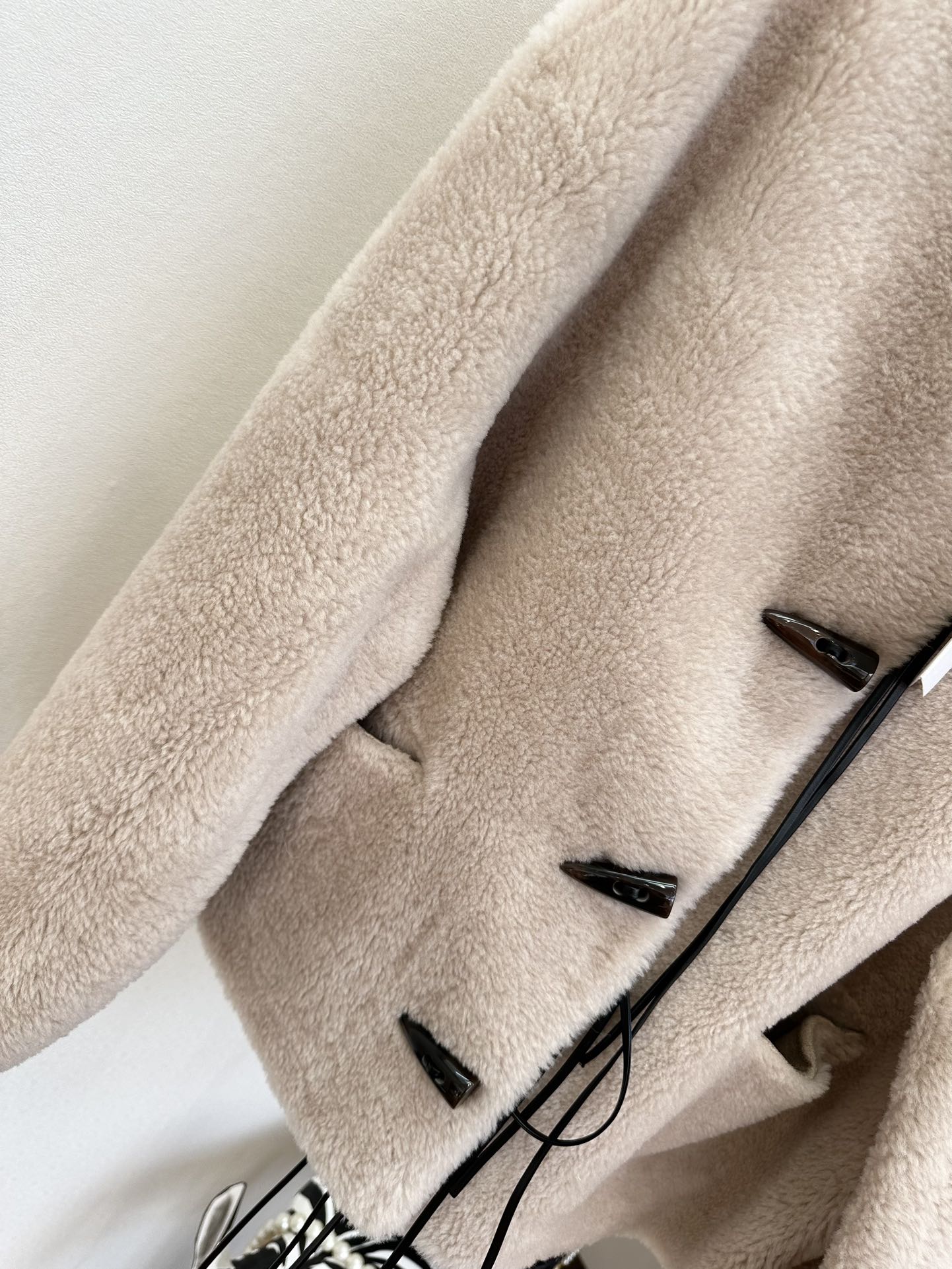 25 F 赛琳泰迪熊颗粒羊毛 圆领韩版外套 进口的颗粒羊毛 底皮做了复合处理 更加柔软舒适 毛绒绒的好温