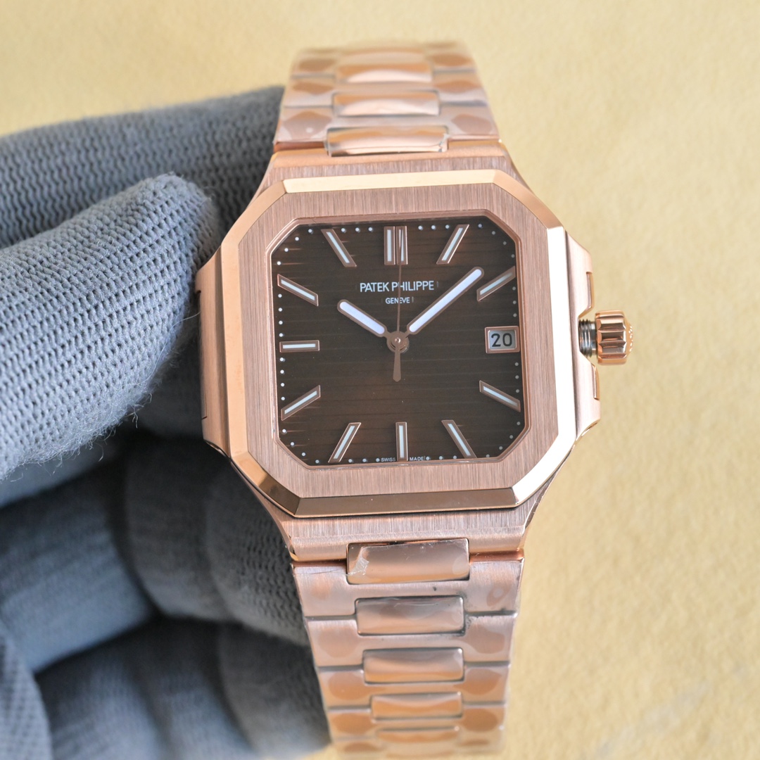 NO:552867,Platinum (same price as 40,45) PDF FactoryV2 version all-in-one true winding gear movement, time adjustment without stopping seconds, accurate balance wheel movement, 45mm thickness 8.3mm. Patek Philippe launches new series CUBITUS (5821 watch-watch) Highlight Feature 1 Movement: equipped with customized 9015 modified Cal.26-330   SC. Realizes a real gear all-in-one machine, and can adjust the time without stopping seconds, and adjust the time without stopping seconds. The position of the balance wheel is consistent with the original product, and the automatic winding movement. 2. Steel strap: 316L custom-grade ergonomic strap, new buckle style. 3. Case: size 45 mm and thickness only 8.  3mm is the diagonal length of the case (i.e. 10 o'clock to 4 o'clock), the size is 40 mm and the thickness is 8.5 mm. Because the case is approximately square, the width of the upper and lower sides will be less than this value, so the visual effect is not very large. Please pay attention to the PDF details.  Paired with it, 5821 is a sports-style watch that can be paired with formal and casual styles for daily use.,, patek philippe19860909白 金（40,45同价） PDF FactoryV2版本一体机真上链齿轮机芯,及调时不停秒,认准对版摆轮机芯,45mm厚度8.3mm.百达翡丽重磅推出新系列CUBITUS（5821腕表-腕表） 亮点特色1机芯:搭载定制9015改Cal.26-330 SC.实现真齿轮一体机,及调时不停秒,调时不停秒,摆轮位置均与正品一致,自动上链机芯.2钢带:316L定制级人体工程学表带,新扣款式.3表壳:尺寸45毫米厚度仅8.3mm,为表壳对角线长度(即10点位至4点位),尺寸40毫米厚度8.5mm,因为表壳近似于方形,上下边的宽度会小于这一数值,所以视觉效果并不是很大.请认准PDF细节. 搭配上,5821,属于运动风格腕表,日常搭配正装和休闲风格也可以.,,patek philippe,Watch