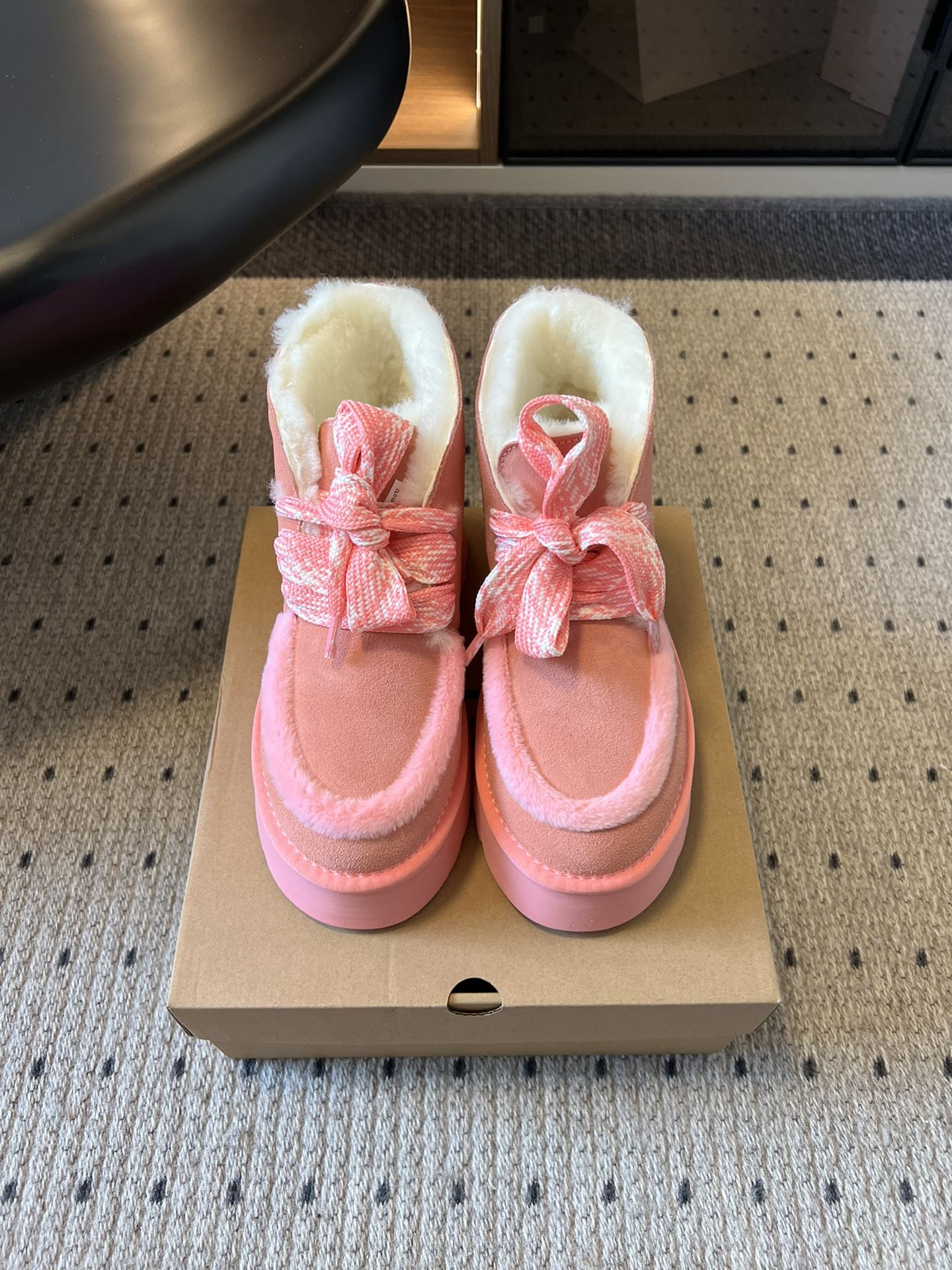 NO:592743,UG* Autumn and winter thick-soled solid-color Chelsea furry short boots. The inside of the shoe body is covered with plush, and the edges of the upper are also plush-edged. It is warm and has a cute 'soft' texture for autumn and winter wear. It uses bow tie elements and a thick-soled design, which has both a sweet element and a heightening effect. The uppers are mostly made of suede or similar suede materials, which are soft to the touch and warm to the eye.  Covering black, light blue, khaki, white, pink and other colors, ranging from versatile basic colors to sweet dollar colors, to meet the needs of different styles. The upper is made of high-mercerized cow velvet, the inner lining is Longfeng A-grade fur, the outsole is EVA foam, size 35-40, snow boots, boots, chamois leather19860909UG* 秋冬厚底纯色切尔西加毛短靴 鞋身内侧满铺毛绒,鞋面边缘也有毛绒包边,秋冬穿既温暖又有“软乎乎”的可爱质感.采用蝴蝶结系带元素,搭配厚底设计,兼具甜美元素与增高效果；鞋面多为麂皮或类似绒面材质,触感柔和、视觉温暖. 涵盖黑色、浅蓝、卡其、白色、粉色等多色,从百搭基础色到甜美元气色都有,满足不同风格需求. 鞋面高丝光牛绒 内里隆丰A级皮毛一体 大底EVA发泡大底 size35-40码,雪地靴,boots,chamois leather,Women's Shoes