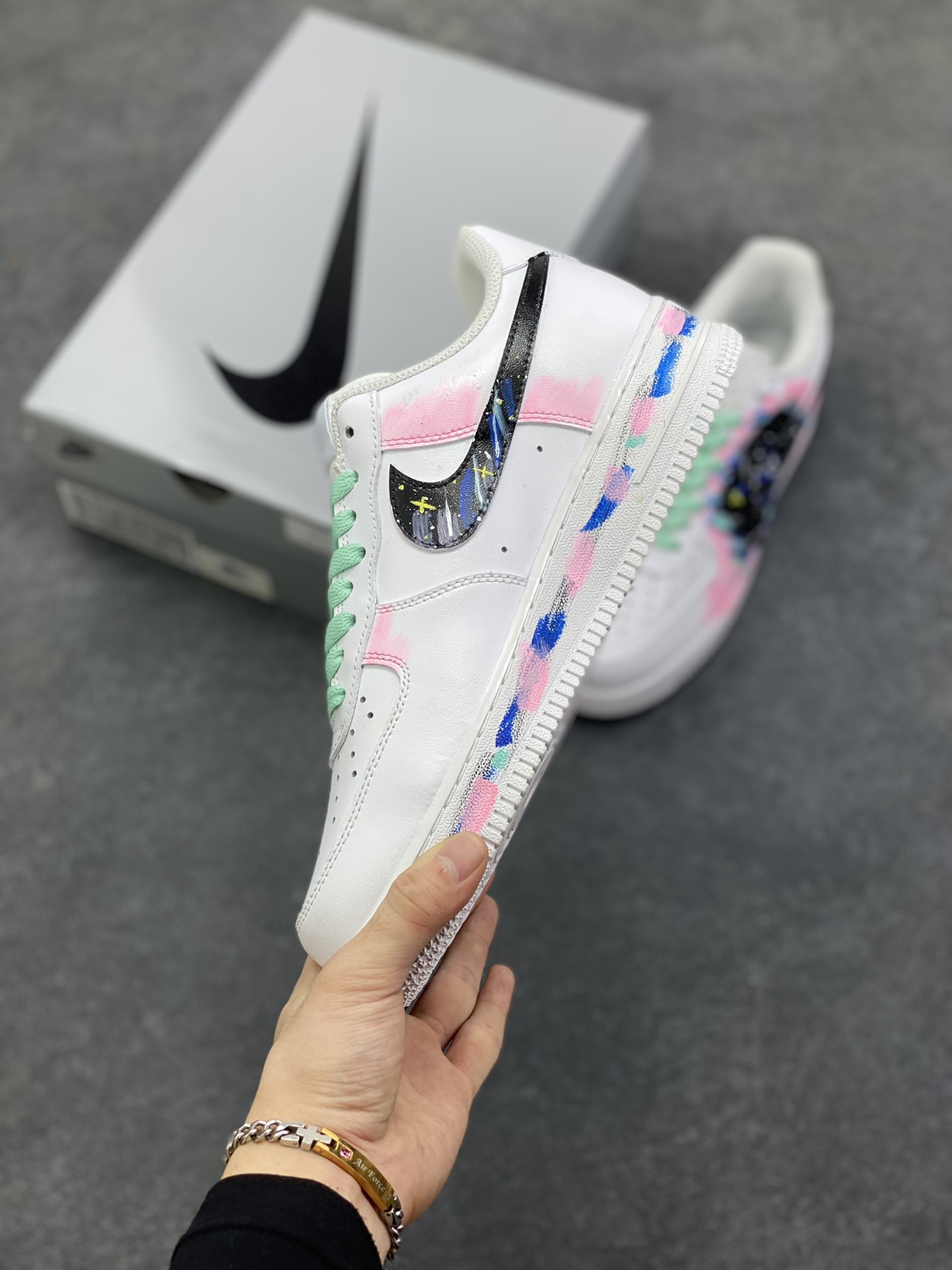 图片[3]-【定制球鞋】Nike Air Force 1 新奇点 十二星座 巨蟹座 星空个性涂鸦时尚简约 舒适百搭 高级潮流 防滑耐磨 低帮 板鞋 男女同款 粉蓝色黑白天蓝色色折边针车 工艺难度大 原楦头原纸板 原装鞋盒 定制五金配件 内置全掌气垫 原厂鞋底 货号：CW2288-111 尺码：36 36.5 37.5 38 38.5 39 40 40.5 41 42 42.5 43 44 44.5 45-选品中心