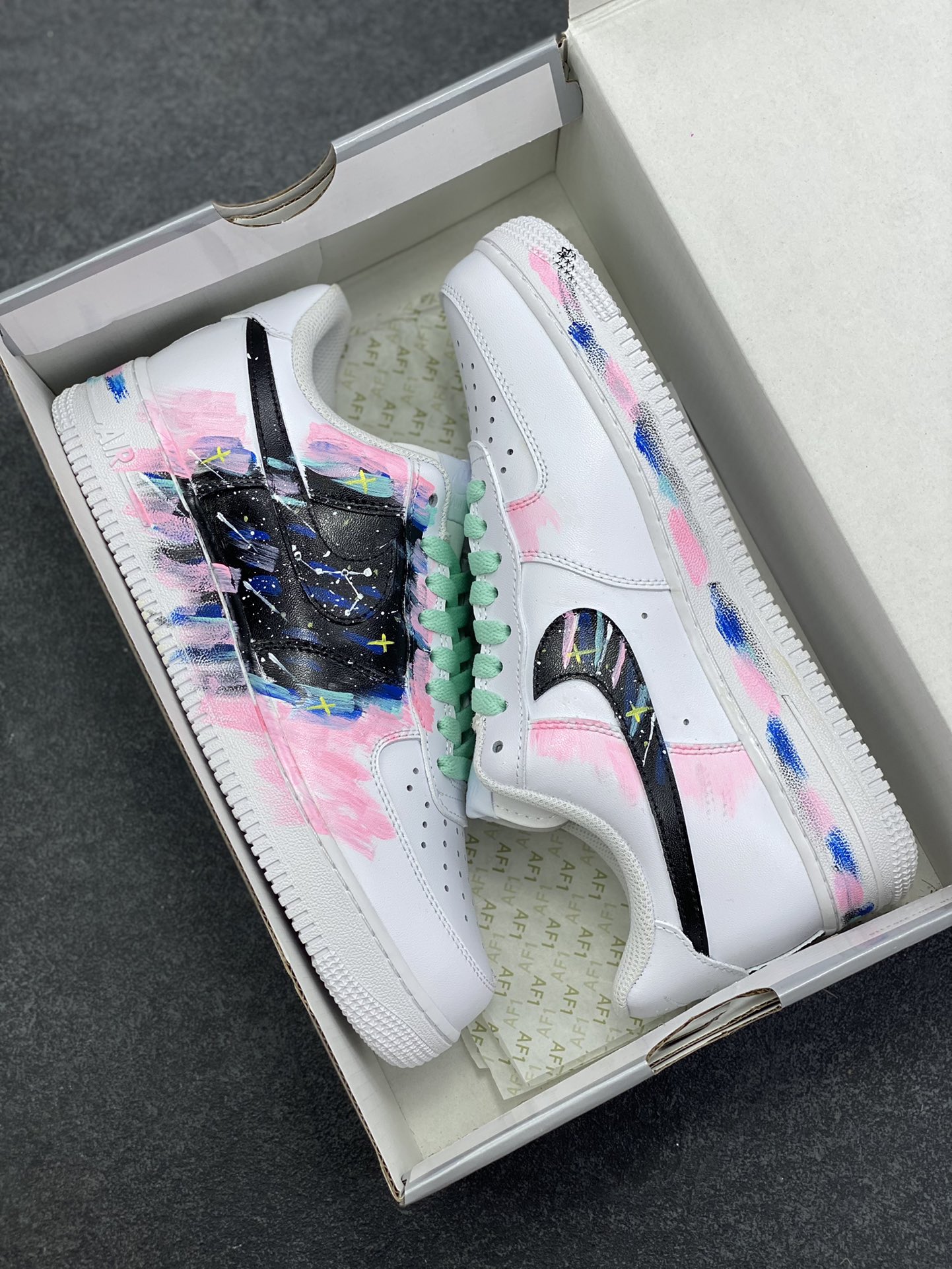 图片[9]-【定制球鞋】Nike Air Force 1 新奇点 十二星座 巨蟹座 星空个性涂鸦时尚简约 舒适百搭 高级潮流 防滑耐磨 低帮 板鞋 男女同款 粉蓝色黑白天蓝色色折边针车 工艺难度大 原楦头原纸板 原装鞋盒 定制五金配件 内置全掌气垫 原厂鞋底 货号：CW2288-111 尺码：36 36.5 37.5 38 38.5 39 40 40.5 41 42 42.5 43 44 44.5 45-选品中心