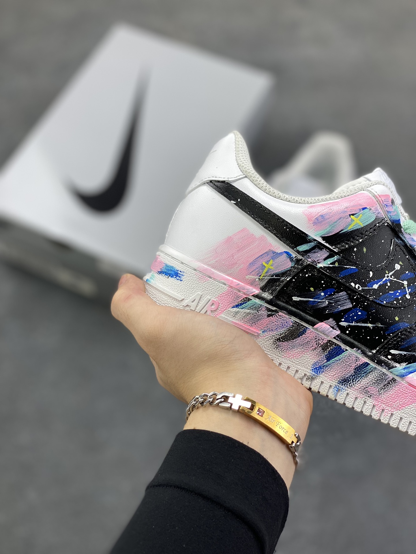 图片[6]-【定制球鞋】Nike Air Force 1 新奇点 十二星座 巨蟹座 星空个性涂鸦时尚简约 舒适百搭 高级潮流 防滑耐磨 低帮 板鞋 男女同款 粉蓝色黑白天蓝色色折边针车 工艺难度大 原楦头原纸板 原装鞋盒 定制五金配件 内置全掌气垫 原厂鞋底 货号：CW2288-111 尺码：36 36.5 37.5 38 38.5 39 40 40.5 41 42 42.5 43 44 44.5 45-选品中心