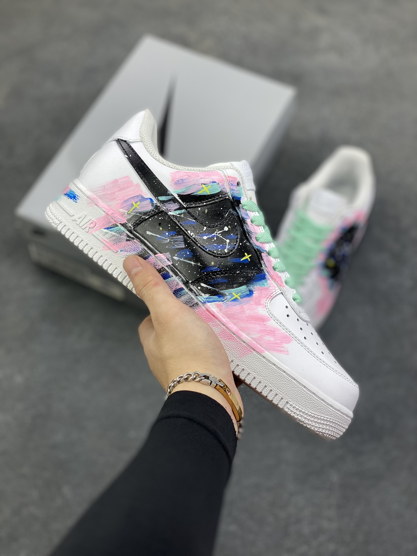 【定制球鞋】Nike Air Force 1 新奇点 十二星座 巨蟹座 星空个性涂鸦时尚简约 舒适百搭 高级潮流 防滑耐磨 低帮 板鞋 男女同款 粉蓝色黑白天蓝色色折边针车 工艺难度大 原楦头原纸板 原装鞋盒 定制五金配件 内置全掌气垫 原厂鞋底 货号：CW2288-111 尺码：36 36.5 37.5 38 38.5 39 40 40.5 41 42 42.5 43 44 44.5 45-选品中心