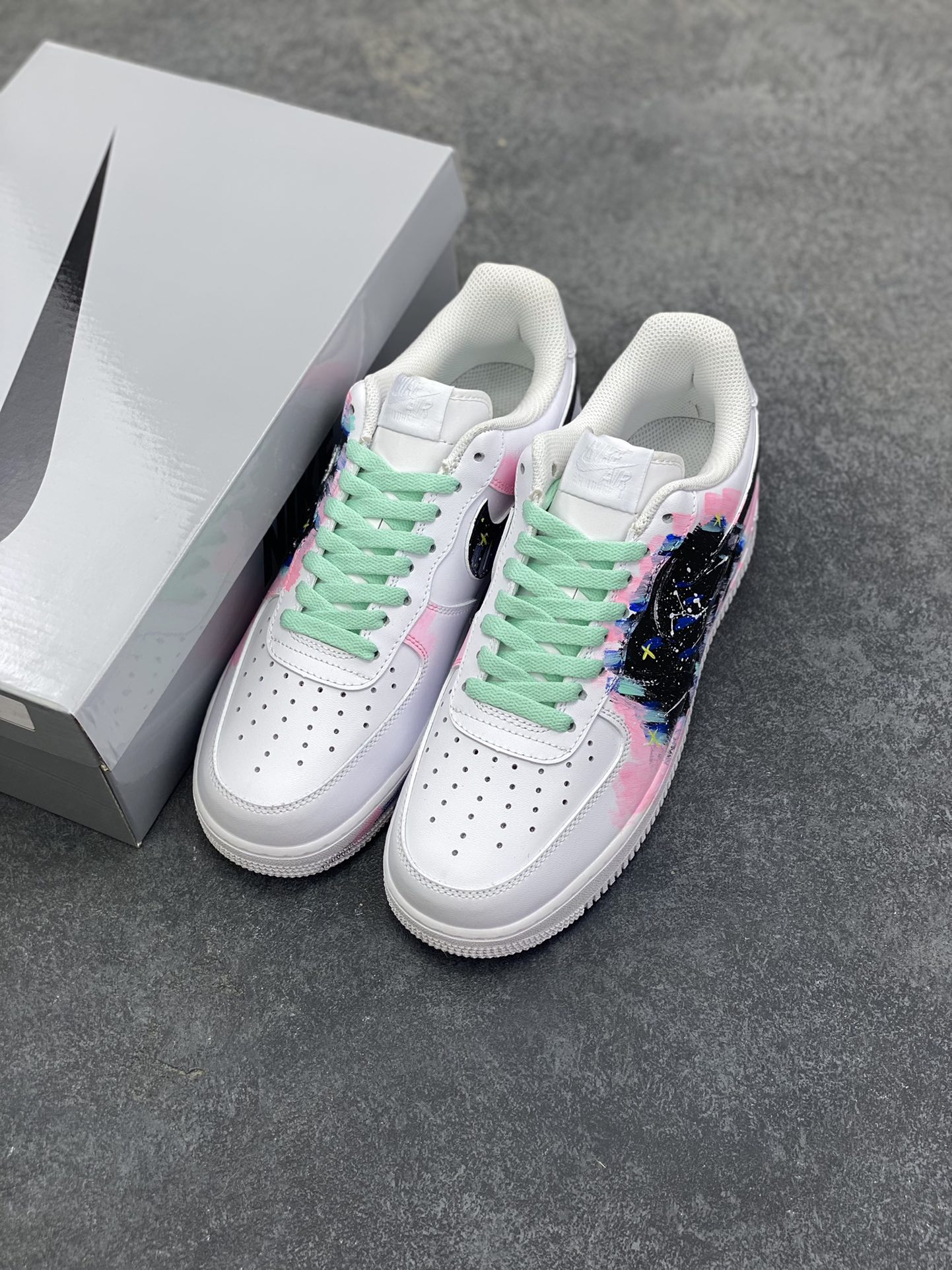 图片[8]-【定制球鞋】Nike Air Force 1 新奇点 十二星座 巨蟹座 星空个性涂鸦时尚简约 舒适百搭 高级潮流 防滑耐磨 低帮 板鞋 男女同款 粉蓝色黑白天蓝色色折边针车 工艺难度大 原楦头原纸板 原装鞋盒 定制五金配件 内置全掌气垫 原厂鞋底 货号：CW2288-111 尺码：36 36.5 37.5 38 38.5 39 40 40.5 41 42 42.5 43 44 44.5 45-选品中心