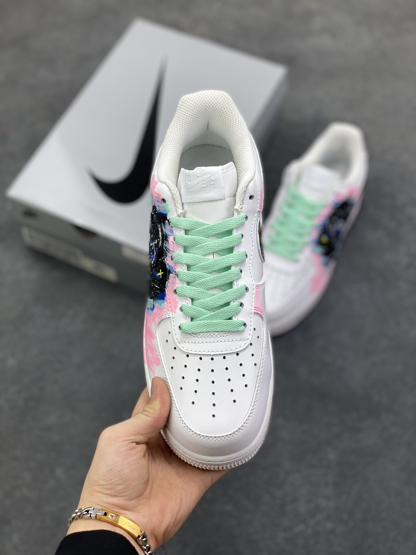 图片[2]-【定制球鞋】Nike Air Force 1 新奇点 十二星座 巨蟹座 星空个性涂鸦时尚简约 舒适百搭 高级潮流 防滑耐磨 低帮 板鞋 男女同款 粉蓝色黑白天蓝色色折边针车 工艺难度大 原楦头原纸板 原装鞋盒 定制五金配件 内置全掌气垫 原厂鞋底 货号：CW2288-111 尺码：36 36.5 37.5 38 38.5 39 40 40.5 41 42 42.5 43 44 44.5 45-选品中心