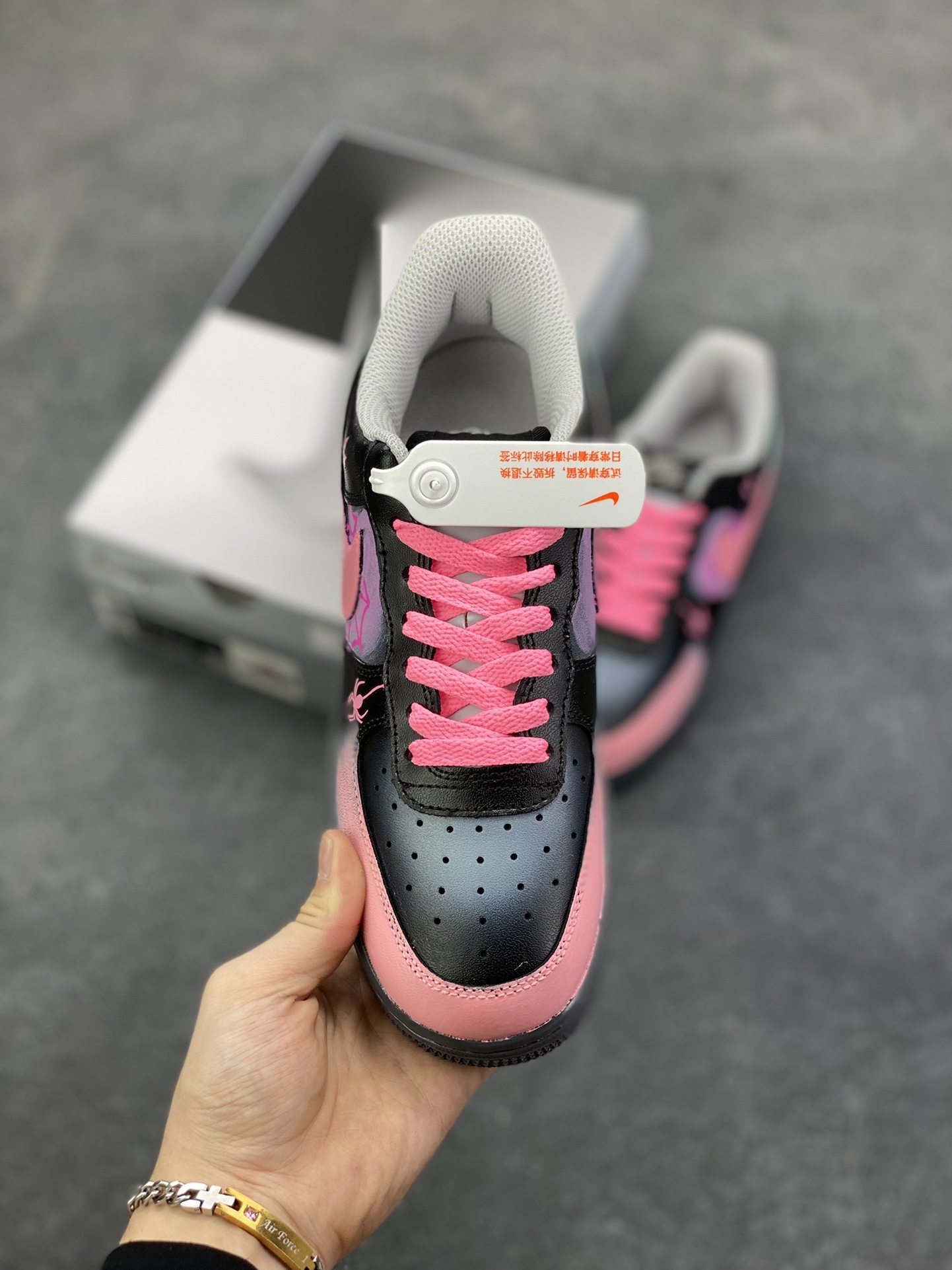图片[2]-手绘涂鸦“粉电蛛影”Nike Air Force 1 “Pink electric spider shadow”空军一号定制板鞋 粉嫩的Swoosh与蛛网图案交缠，似是蜘蛛侠宇宙里迸发出的霓虹脉络；黑色鞋身点缀的闪电符号、神秘蛛眼，又为其注入几分街头的酷感张力。鞋头渐变的粉紫、中底泼墨般的彩点，在灰调基底上晕染出艺术感，每一处细节都像是潮酷青年的自我宣言——既怀揣着对英雄世界的绮梦，又绝不妥协于平庸的街头风格 货号：YD2425-011 尺码：36 36.5 37.5 38 38.5 39 40 40.5 41 42 42.5 43 44 44.5 45-选品中心
