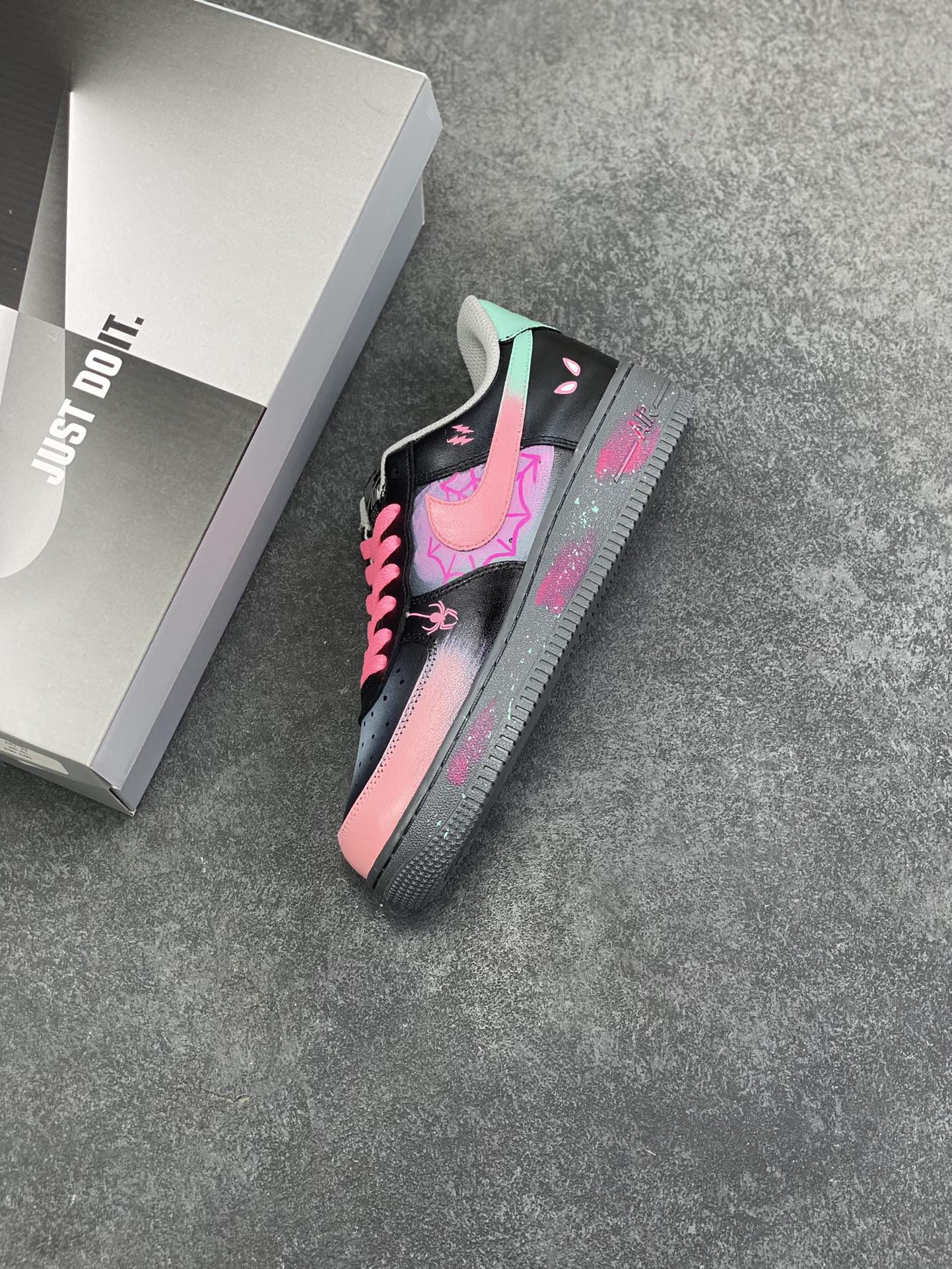 图片[7]-手绘涂鸦“粉电蛛影”Nike Air Force 1 “Pink electric spider shadow”空军一号定制板鞋 粉嫩的Swoosh与蛛网图案交缠，似是蜘蛛侠宇宙里迸发出的霓虹脉络；黑色鞋身点缀的闪电符号、神秘蛛眼，又为其注入几分街头的酷感张力。鞋头渐变的粉紫、中底泼墨般的彩点，在灰调基底上晕染出艺术感，每一处细节都像是潮酷青年的自我宣言——既怀揣着对英雄世界的绮梦，又绝不妥协于平庸的街头风格 货号：YD2425-011 尺码：36 36.5 37.5 38 38.5 39 40 40.5 41 42 42.5 43 44 44.5 45-选品中心