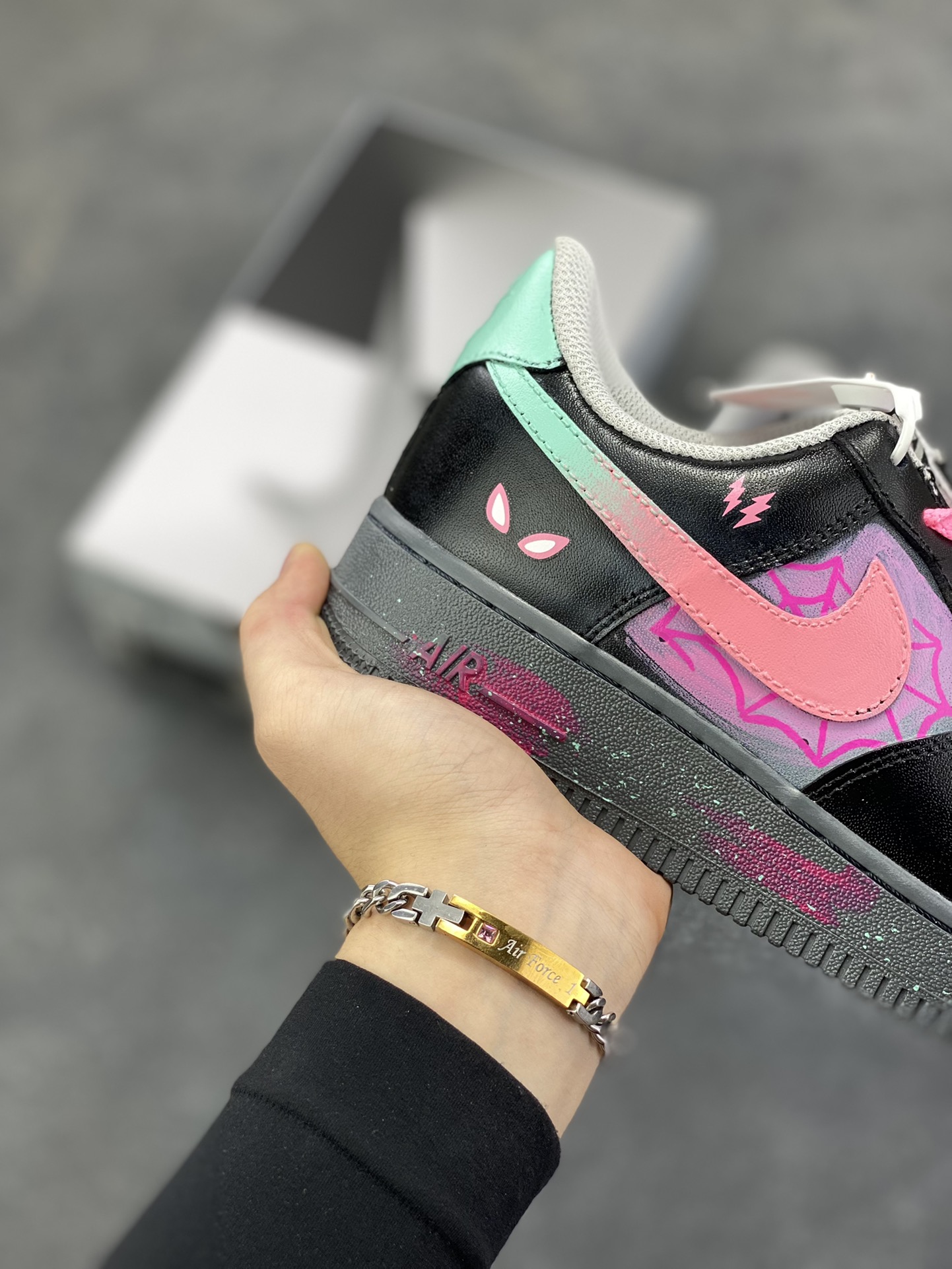 图片[6]-手绘涂鸦“粉电蛛影”Nike Air Force 1 “Pink electric spider shadow”空军一号定制板鞋 粉嫩的Swoosh与蛛网图案交缠，似是蜘蛛侠宇宙里迸发出的霓虹脉络；黑色鞋身点缀的闪电符号、神秘蛛眼，又为其注入几分街头的酷感张力。鞋头渐变的粉紫、中底泼墨般的彩点，在灰调基底上晕染出艺术感，每一处细节都像是潮酷青年的自我宣言——既怀揣着对英雄世界的绮梦，又绝不妥协于平庸的街头风格 货号：YD2425-011 尺码：36 36.5 37.5 38 38.5 39 40 40.5 41 42 42.5 43 44 44.5 45-选品中心