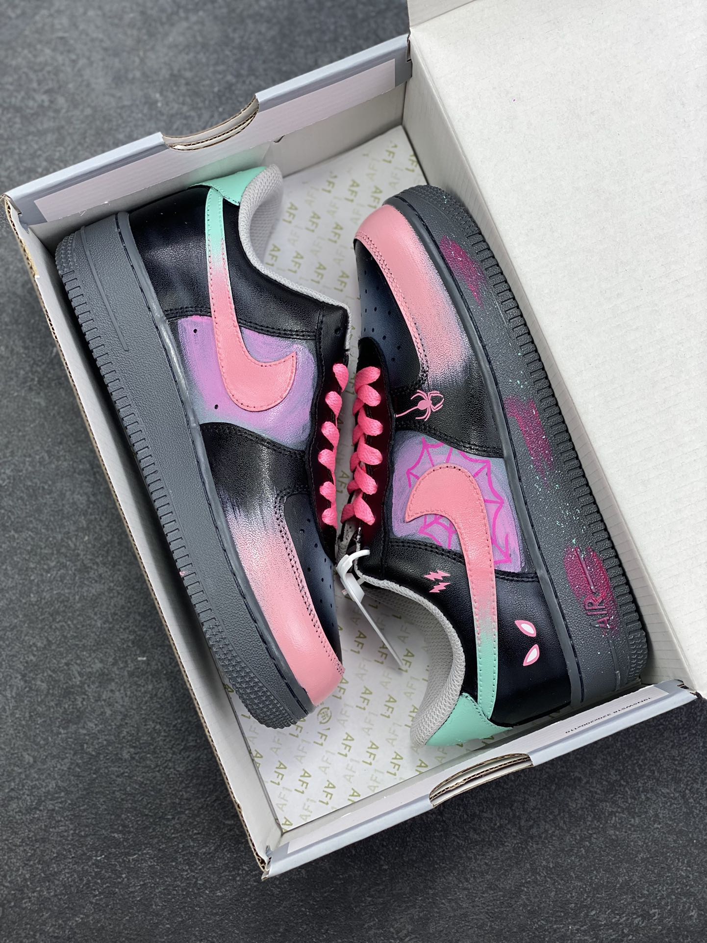 图片[9]-手绘涂鸦“粉电蛛影”Nike Air Force 1 “Pink electric spider shadow”空军一号定制板鞋 粉嫩的Swoosh与蛛网图案交缠，似是蜘蛛侠宇宙里迸发出的霓虹脉络；黑色鞋身点缀的闪电符号、神秘蛛眼，又为其注入几分街头的酷感张力。鞋头渐变的粉紫、中底泼墨般的彩点，在灰调基底上晕染出艺术感，每一处细节都像是潮酷青年的自我宣言——既怀揣着对英雄世界的绮梦，又绝不妥协于平庸的街头风格 货号：YD2425-011 尺码：36 36.5 37.5 38 38.5 39 40 40.5 41 42 42.5 43 44 44.5 45-选品中心