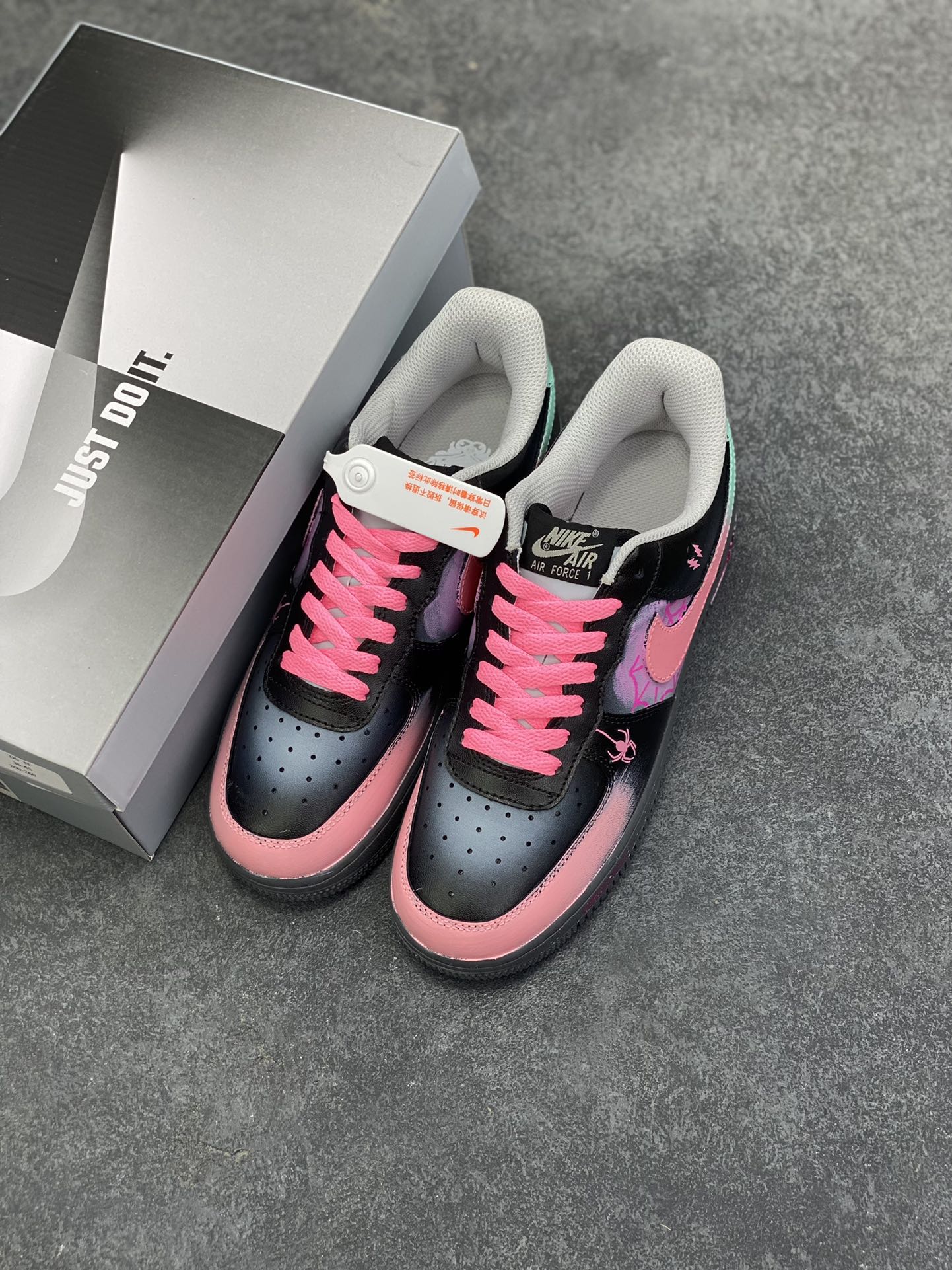 图片[8]-手绘涂鸦“粉电蛛影”Nike Air Force 1 “Pink electric spider shadow”空军一号定制板鞋 粉嫩的Swoosh与蛛网图案交缠，似是蜘蛛侠宇宙里迸发出的霓虹脉络；黑色鞋身点缀的闪电符号、神秘蛛眼，又为其注入几分街头的酷感张力。鞋头渐变的粉紫、中底泼墨般的彩点，在灰调基底上晕染出艺术感，每一处细节都像是潮酷青年的自我宣言——既怀揣着对英雄世界的绮梦，又绝不妥协于平庸的街头风格 货号：YD2425-011 尺码：36 36.5 37.5 38 38.5 39 40 40.5 41 42 42.5 43 44 44.5 45-选品中心