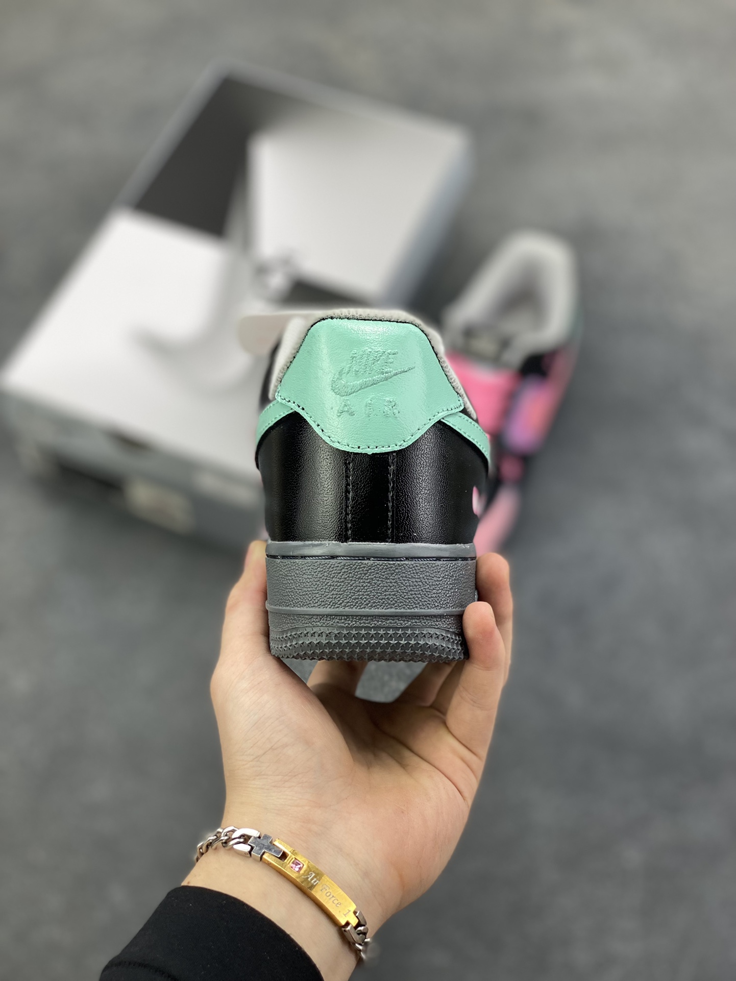 图片[4]-手绘涂鸦“粉电蛛影”Nike Air Force 1 “Pink electric spider shadow”空军一号定制板鞋 粉嫩的Swoosh与蛛网图案交缠，似是蜘蛛侠宇宙里迸发出的霓虹脉络；黑色鞋身点缀的闪电符号、神秘蛛眼，又为其注入几分街头的酷感张力。鞋头渐变的粉紫、中底泼墨般的彩点，在灰调基底上晕染出艺术感，每一处细节都像是潮酷青年的自我宣言——既怀揣着对英雄世界的绮梦，又绝不妥协于平庸的街头风格 货号：YD2425-011 尺码：36 36.5 37.5 38 38.5 39 40 40.5 41 42 42.5 43 44 44.5 45-选品中心