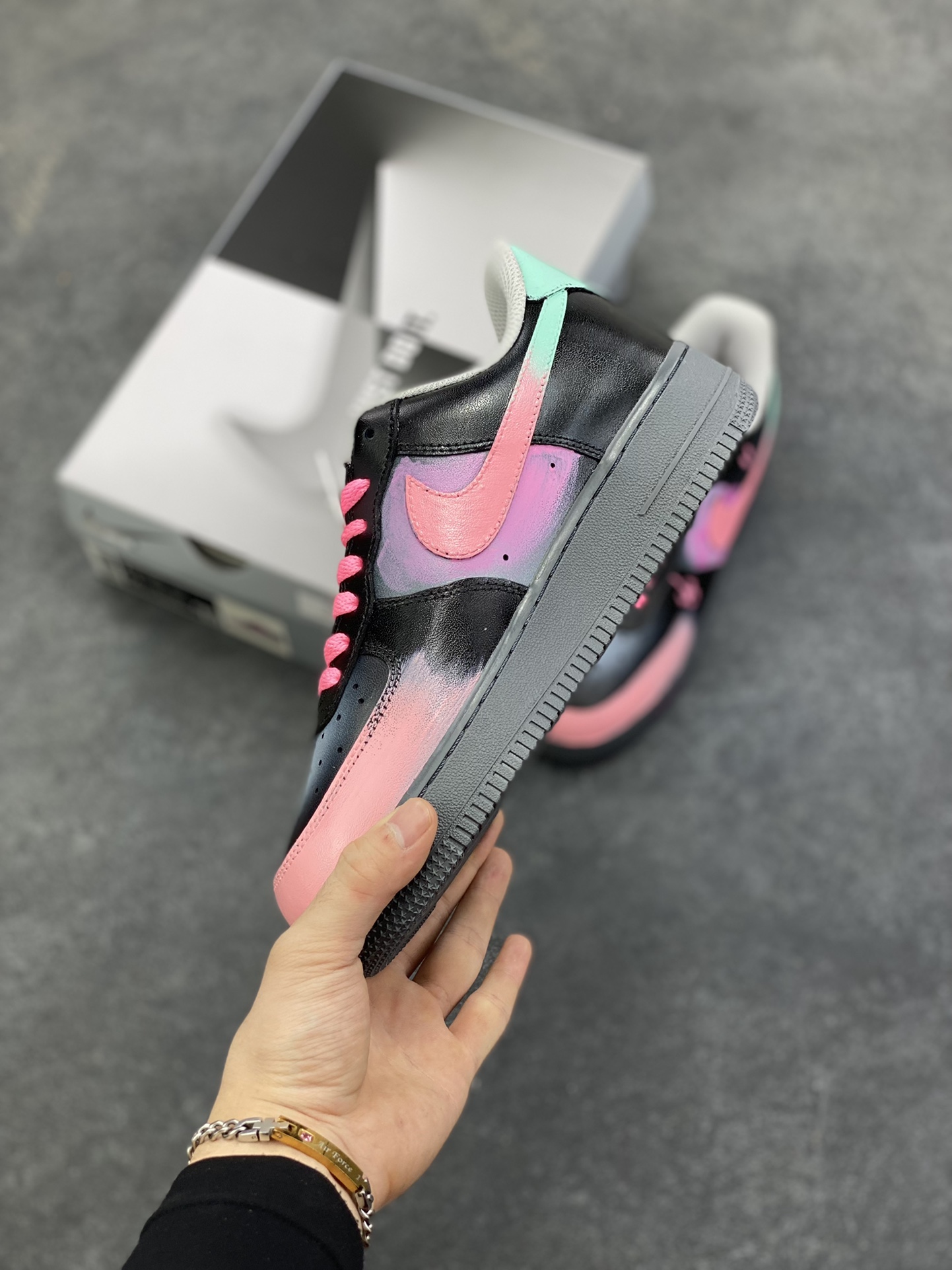 图片[3]-手绘涂鸦“粉电蛛影”Nike Air Force 1 “Pink electric spider shadow”空军一号定制板鞋 粉嫩的Swoosh与蛛网图案交缠，似是蜘蛛侠宇宙里迸发出的霓虹脉络；黑色鞋身点缀的闪电符号、神秘蛛眼，又为其注入几分街头的酷感张力。鞋头渐变的粉紫、中底泼墨般的彩点，在灰调基底上晕染出艺术感，每一处细节都像是潮酷青年的自我宣言——既怀揣着对英雄世界的绮梦，又绝不妥协于平庸的街头风格 货号：YD2425-011 尺码：36 36.5 37.5 38 38.5 39 40 40.5 41 42 42.5 43 44 44.5 45-选品中心