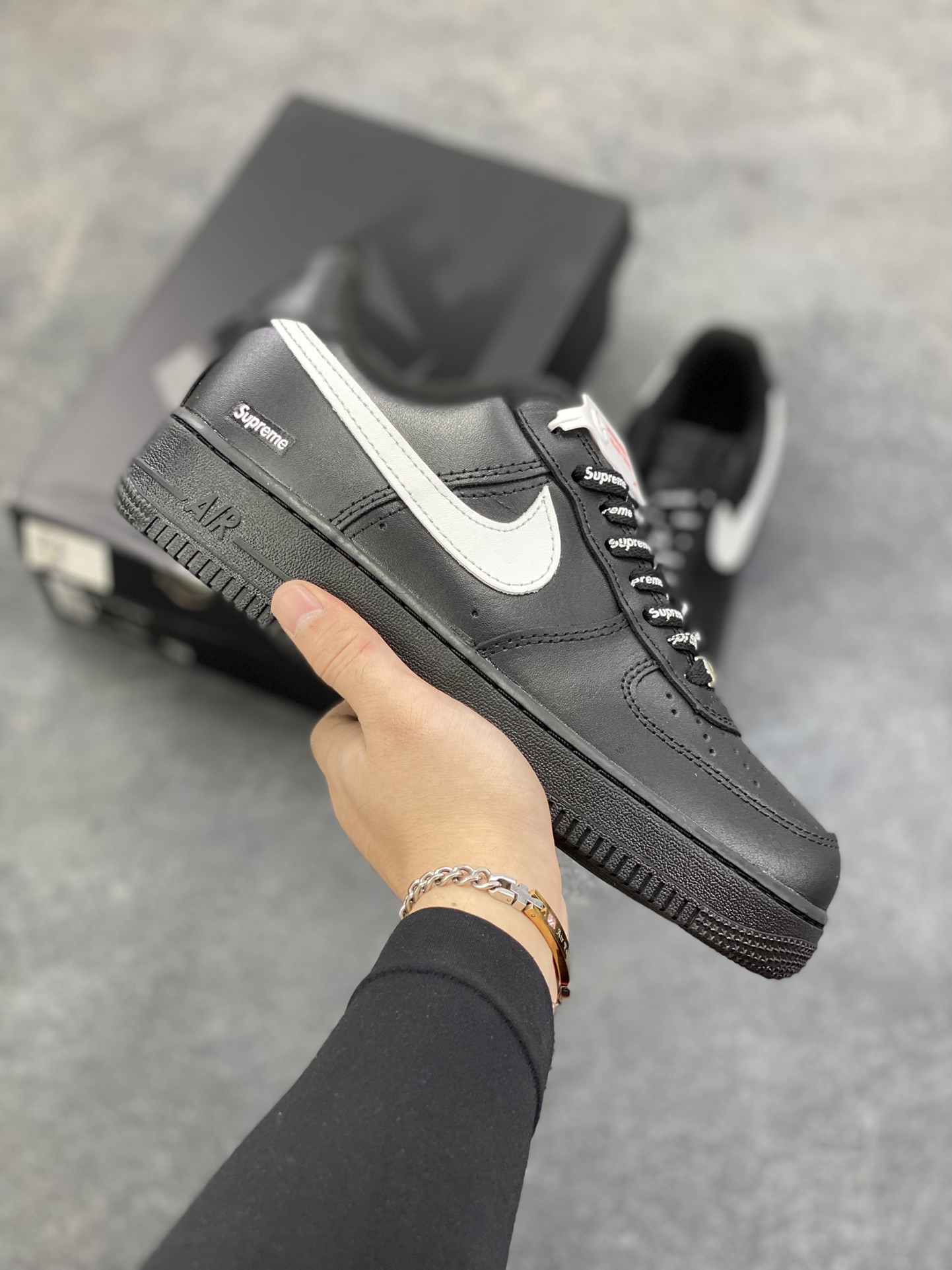 Nike Air Force 1 Low Supreme联名 空军一号低帮运动休闲板鞋 原楦头原纸板 打造纯正空军版型 专注外贸渠道 全掌内置蜂窝气垫 原盒配件 原厂中底钢印、拉帮完美 货号：CU9225-002 尺码：36 36.5 37.5 38 38.5 39 40 40.5 41 42 42.5 43 44 44.5 45-选品中心