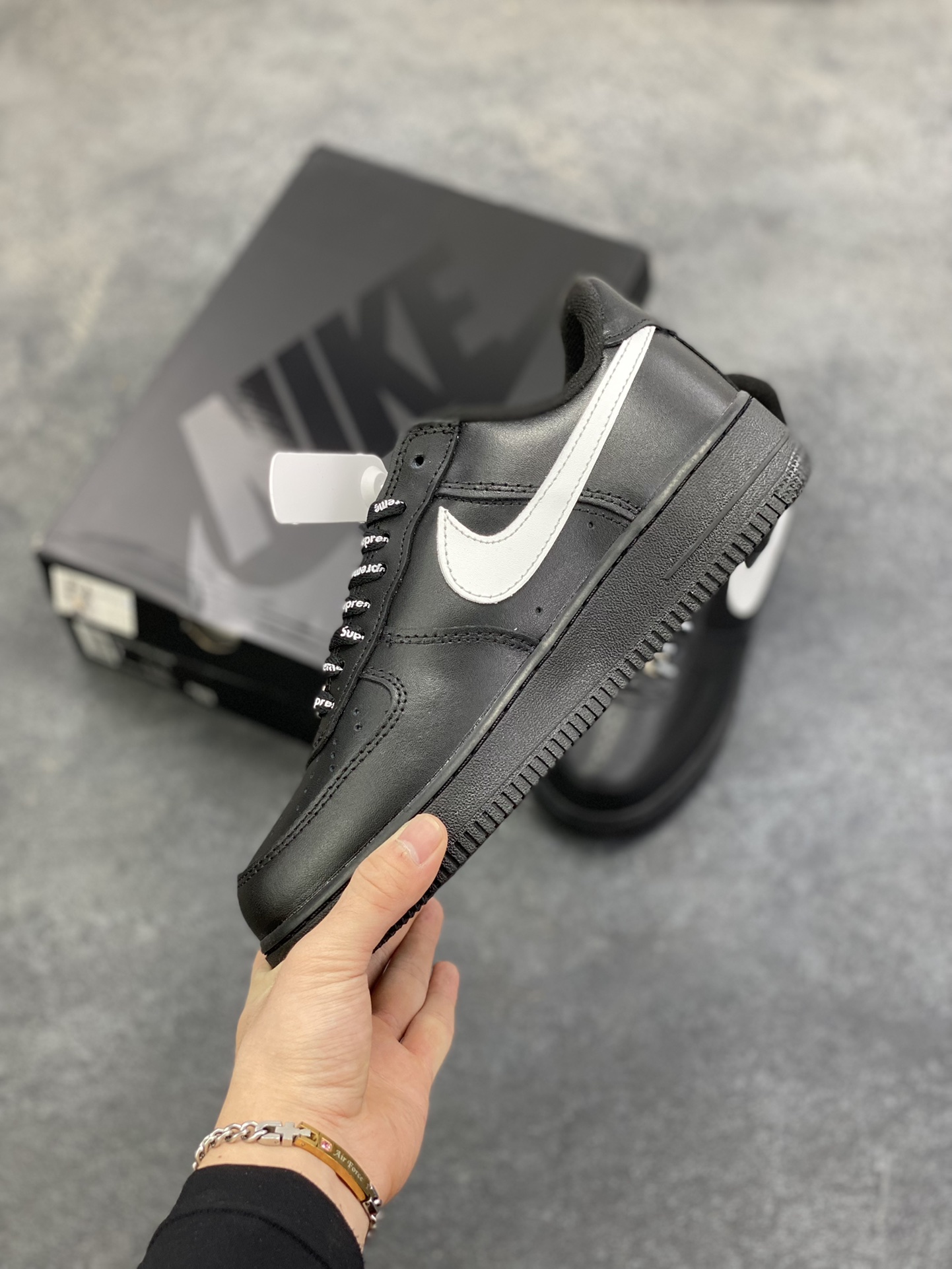图片[3]-Nike Air Force 1 Low Supreme联名 空军一号低帮运动休闲板鞋 原楦头原纸板 打造纯正空军版型 专注外贸渠道 全掌内置蜂窝气垫 原盒配件 原厂中底钢印、拉帮完美 货号：CU9225-002 尺码：36 36.5 37.5 38 38.5 39 40 40.5 41 42 42.5 43 44 44.5 45-选品中心