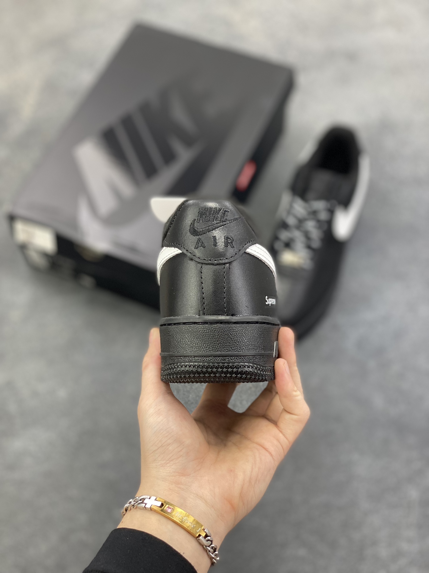 图片[4]-Nike Air Force 1 Low Supreme联名 空军一号低帮运动休闲板鞋 原楦头原纸板 打造纯正空军版型 专注外贸渠道 全掌内置蜂窝气垫 原盒配件 原厂中底钢印、拉帮完美 货号：CU9225-002 尺码：36 36.5 37.5 38 38.5 39 40 40.5 41 42 42.5 43 44 44.5 45-选品中心