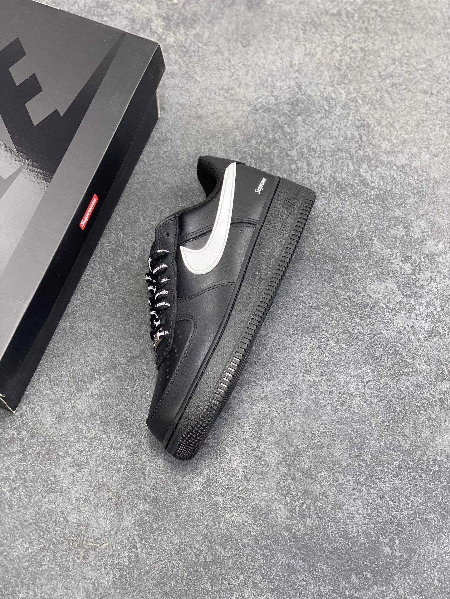 图片[7]-Nike Air Force 1 Low Supreme联名 空军一号低帮运动休闲板鞋 原楦头原纸板 打造纯正空军版型 专注外贸渠道 全掌内置蜂窝气垫 原盒配件 原厂中底钢印、拉帮完美 货号：CU9225-002 尺码：36 36.5 37.5 38 38.5 39 40 40.5 41 42 42.5 43 44 44.5 45-选品中心