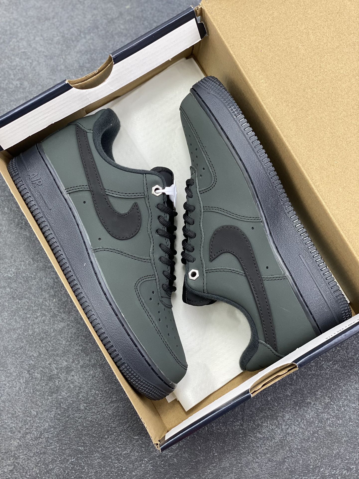 图片[9]-Nike Air Force 1 Low 墨绿黑 空军一号低帮运动休闲板鞋 原楦头原纸板 打造纯正空军版型 专注外贸渠道 全掌内置蜂窝气垫 原盒配件 原厂中底钢印、拉帮完美 货号：CJ9179-001 尺码：36 36.5 37.5 38 38.5 39 40 40.5 41 42 42.5 43 44 44.5 45-选品中心