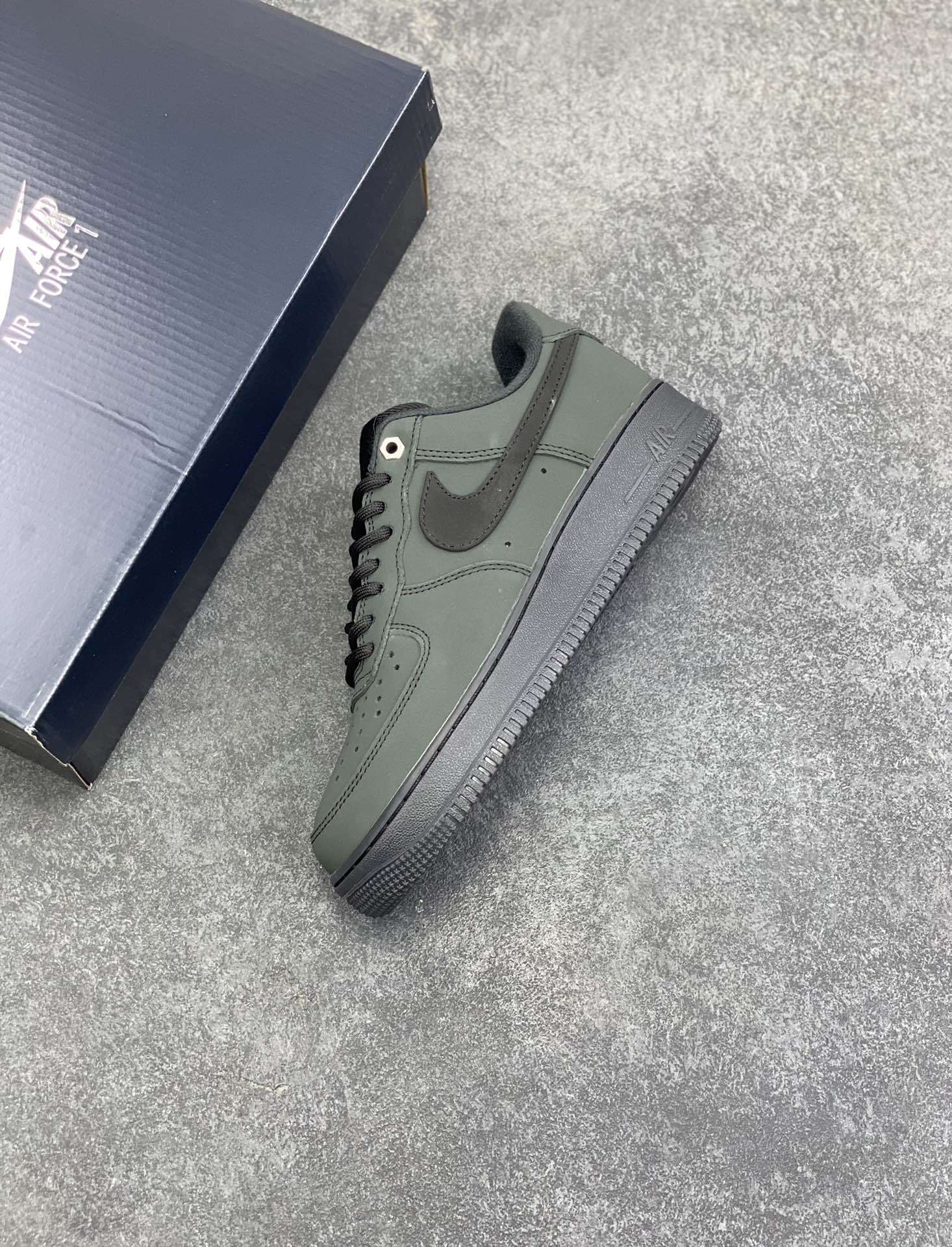 图片[7]-Nike Air Force 1 Low 墨绿黑 空军一号低帮运动休闲板鞋 原楦头原纸板 打造纯正空军版型 专注外贸渠道 全掌内置蜂窝气垫 原盒配件 原厂中底钢印、拉帮完美 货号：CJ9179-001 尺码：36 36.5 37.5 38 38.5 39 40 40.5 41 42 42.5 43 44 44.5 45-选品中心