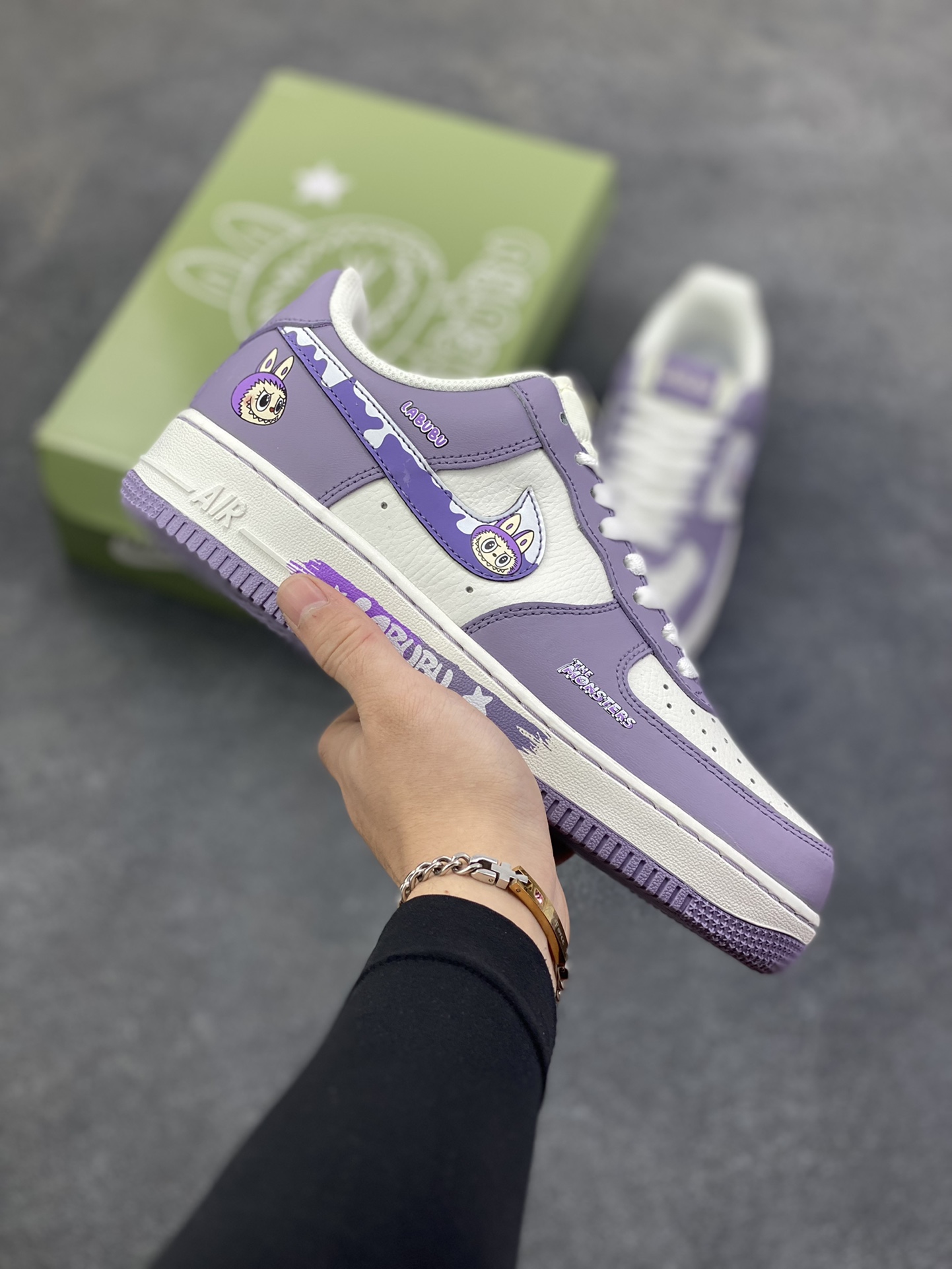 NIke Air Force 1 \’07 Low “紫色涂鸦拉布布”空军一号 低帮 运动鞋 休闲鞋 折边针车 工艺难度大 原楦头原纸板 原装鞋盒 定制五金配件 内置全掌气垫 原厂鞋底 货号：KJ5188-006 尺码：36 36.5 37.5 38 38.5 39 40 40.5 41 42 42.5 43 44 44.5 45-选品中心