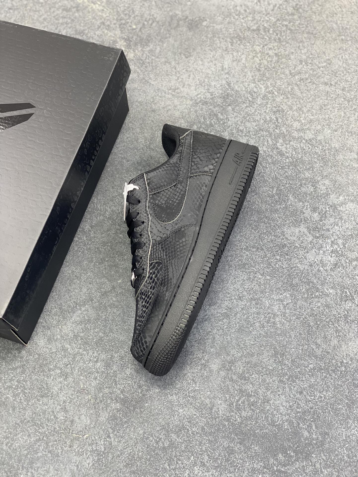 图片[7]-HY版本💯 Nike Air Force 1 Low “Kobe Bryant”黑蛇纹科比限定 空军一号低帮休闲板鞋 原楦头原纸板 打造纯正空军版型#专注外贸渠道 全掌内置蜂窝气垫 #原盒配件 原厂中底钢印、拉帮完美 货号：IB0018-001 尺码：36 36.5 37.5 38 38.5 39 40 40.5 41 42 42.5 43 44 44.5 45 46-选品中心