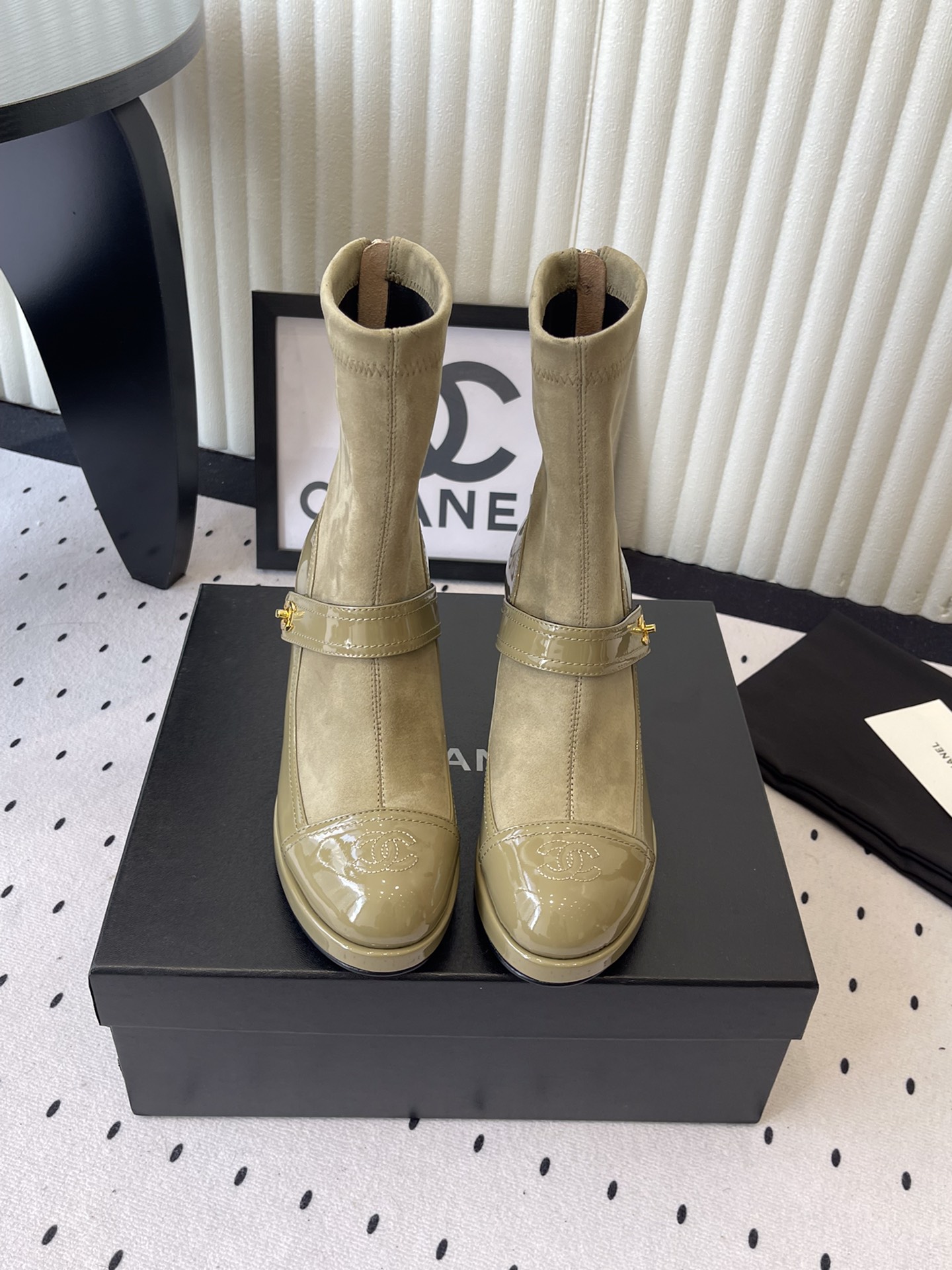 NO:562883,Chanel's new short boots, high version shipped, fashionable and casual style, really worth buying, patent leather upper with wool barrel, sheepskin lining, original leather outsole Size 35-39 (customized for 40), boots, chanel, boots, sheepskin, Leather soles19860909Chanel新款短靴 高版本出货 时尚休闲款 真的很值得入手 牛漆皮鞋面加毛线筒 羊皮内里 原版真皮大底 Size35-39(40订做）,靴子,chanel,boots,sheepskin,Leather soles,Women's Shoes