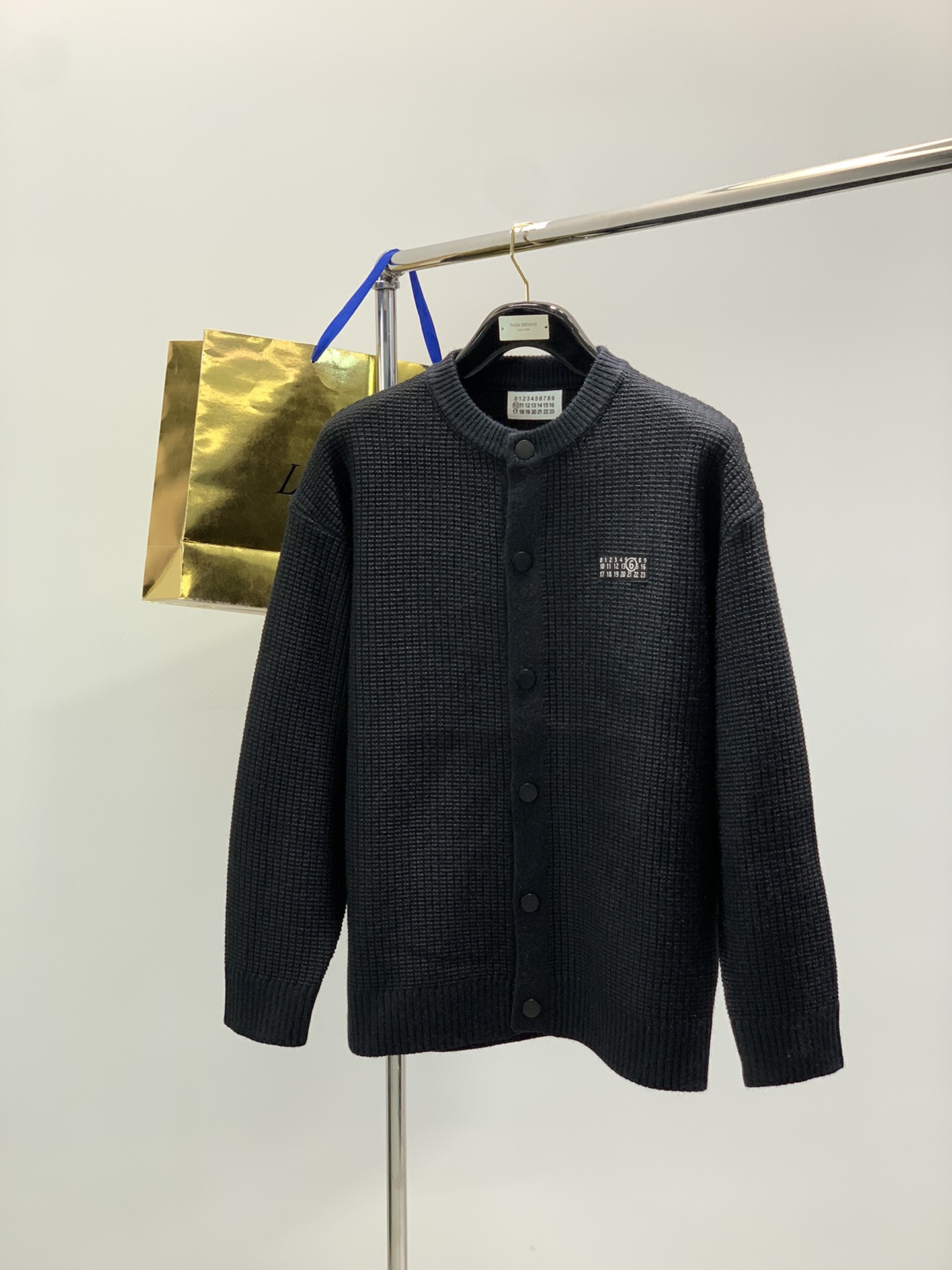 NO:599783,, Maison Margiela, the latest autumn and winter products, available at counters at the same time, original order, fashionable and casual knitted cardigan sweater, comfortable upper body!  Eye-catching and bright, it uses imported original fabrics, top-notch embroidery technology, letter pattern logo, extremely high-grade, and the upper body is very handsome!  2 colors recommended, size M-3Xl, masion margiela, sweaters, alexander wang19860909,Maison Margiela马吉拉,秋冬最新品,专柜同步有售,原单狠货,时尚休闲针织开衫毛衣,上身舒适！吸睛而有亮点,采用进口原版面料,顶级刺绣工艺字母图案logo,档次极高,上身帅气十足！2色推荐,码数M-3Xl,,masion margiela,sweaters,alexander wang,Men's clothing