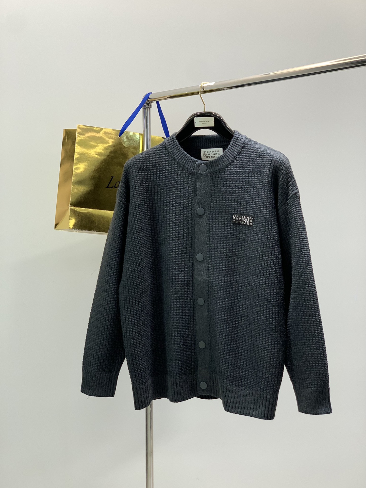 NO:599770,, Maison Margiela, the latest autumn and winter products, available at counters at the same time, original order, fashionable and casual knitted cardigan sweater, comfortable upper body!  Eye-catching and bright, it uses imported original fabrics, top-notch embroidery technology, letter pattern logo, extremely high-grade, and the upper body is very handsome!  2 colors recommended, size M-3Xl, masion margiela, sweaters, alexander wang19860909,Maison Margiela马吉拉,秋冬最新品,专柜同步有售,原单狠货,时尚休闲针织开衫毛衣,上身舒适！吸睛而有亮点,采用进口原版面料,顶级刺绣工艺字母图案logo,档次极高,上身帅气十足！2色推荐,码数M-3Xl,,masion margiela,sweaters,alexander wang,Men's clothing