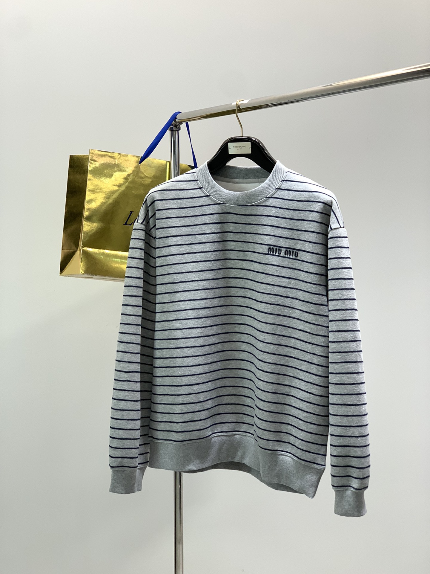 NO:599785,, miu miu's latest autumn products, available at counters simultaneously, original goods, fashionable and casual round neck long-sleeved sweatshirt, imported original fabrics, the upper body is comfortable and breathable, top-notch embroidery technology letter pattern decoration logo, extremely high grade, comfortable and versatile, the upper body is very handsome, 2 colors recommended, size M-2Xl,, miumiu, hoodie, sweatshirts, alexander wang19860909,miu miu 秋季最新品,专柜同步有售,原单狠货,时尚休闲圆领长袖卫衣,进口原版面料,上身舒适透气,顶级刺绣工艺字母图案装饰logo,档次极高,舒适百搭,上身帅气十足,2色推荐,码数M-2Xl,,miumiu,hoodie,sweatshirts,alexander wang,Men's clothing