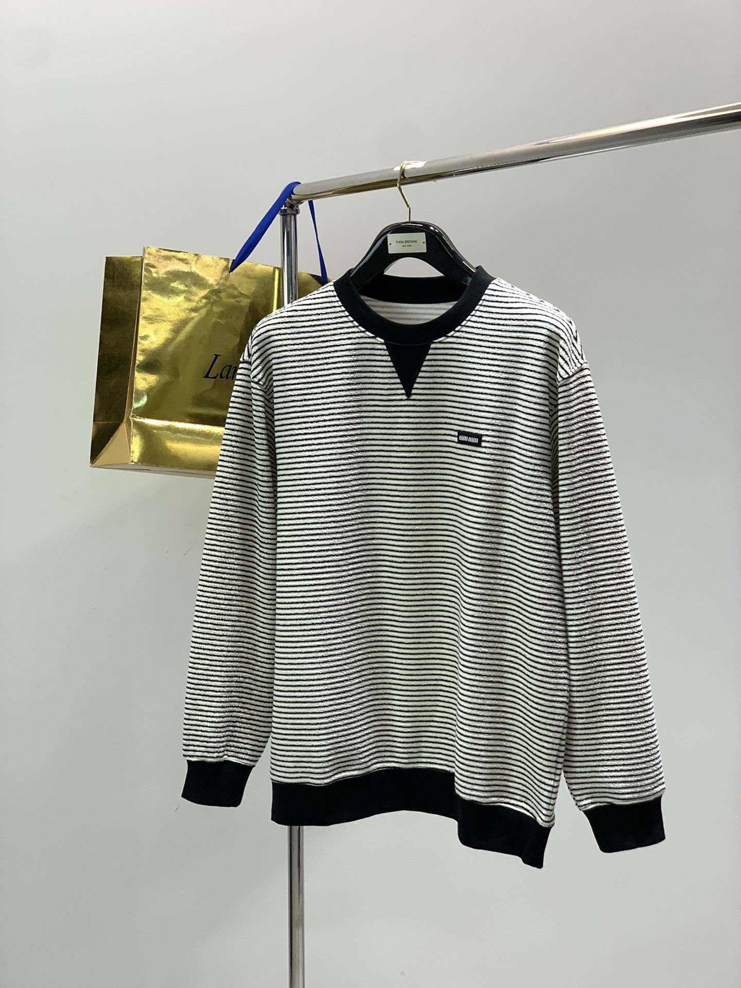 NO:599781,, miu miu's latest autumn products, available at counters simultaneously, original goods, fashionable and casual round neck long-sleeved sweatshirt, imported original fabrics, the upper body is comfortable and breathable, top-notch embroidery technology letter pattern decoration logo, extremely high grade, comfortable and versatile, the upper body is very handsome, 2 colors recommended, size S-2XL,, miumiu, hoodie, sweatshirts, alexander wang19860909,miu miu 秋季最新品,专柜同步有售,原单狠货,时尚休闲圆领长袖卫衣,进口原版面料,上身舒适透气,顶级刺绣工艺字母图案装饰logo,档次极高,舒适百搭,上身帅气十足,2色推荐,码数S-2XL,,miumiu,hoodie,sweatshirts,alexander wang,Men's clothing