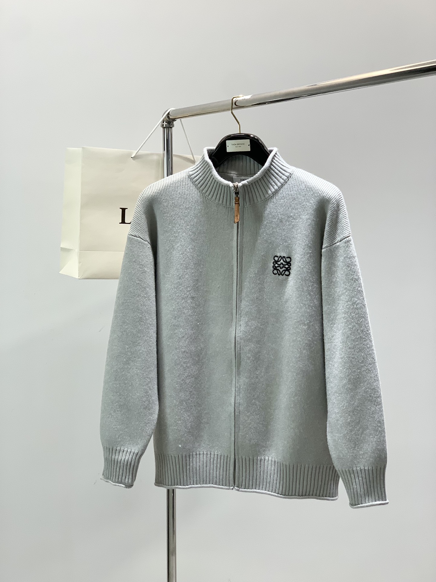 NO:599775,, Loewe Luo Yiwei, the latest autumn and winter style, available at counters at the same time, original order, fashionable and casual long-sleeved knitted cardigan sweater, the upper body is very unique!  Eye-catching and bright, imported original fabrics, top embroidery craftsmanship letter pattern decorative logo, simple yet fashionable, classic atmosphere, comfortable and breathable, handsome and stylish upper body, 2 colors recommended, size M-3XL,, loewe, loewe, sweaters, alexander wang19860909,Loewe 罗意威,秋冬最新款,专柜同步有售,原单狠货,时尚休闲长袖针织开衫毛衣,上身很有特点！吸睛而有亮点,进口原版面料,顶级刺绣工艺字母图案装饰Logo,简单而不失时尚,经典大气,舒适透气,上身帅气有型,2色推荐,码数M-3XL,,loewe,loewe,sweaters,alexander wang,Men's clothing