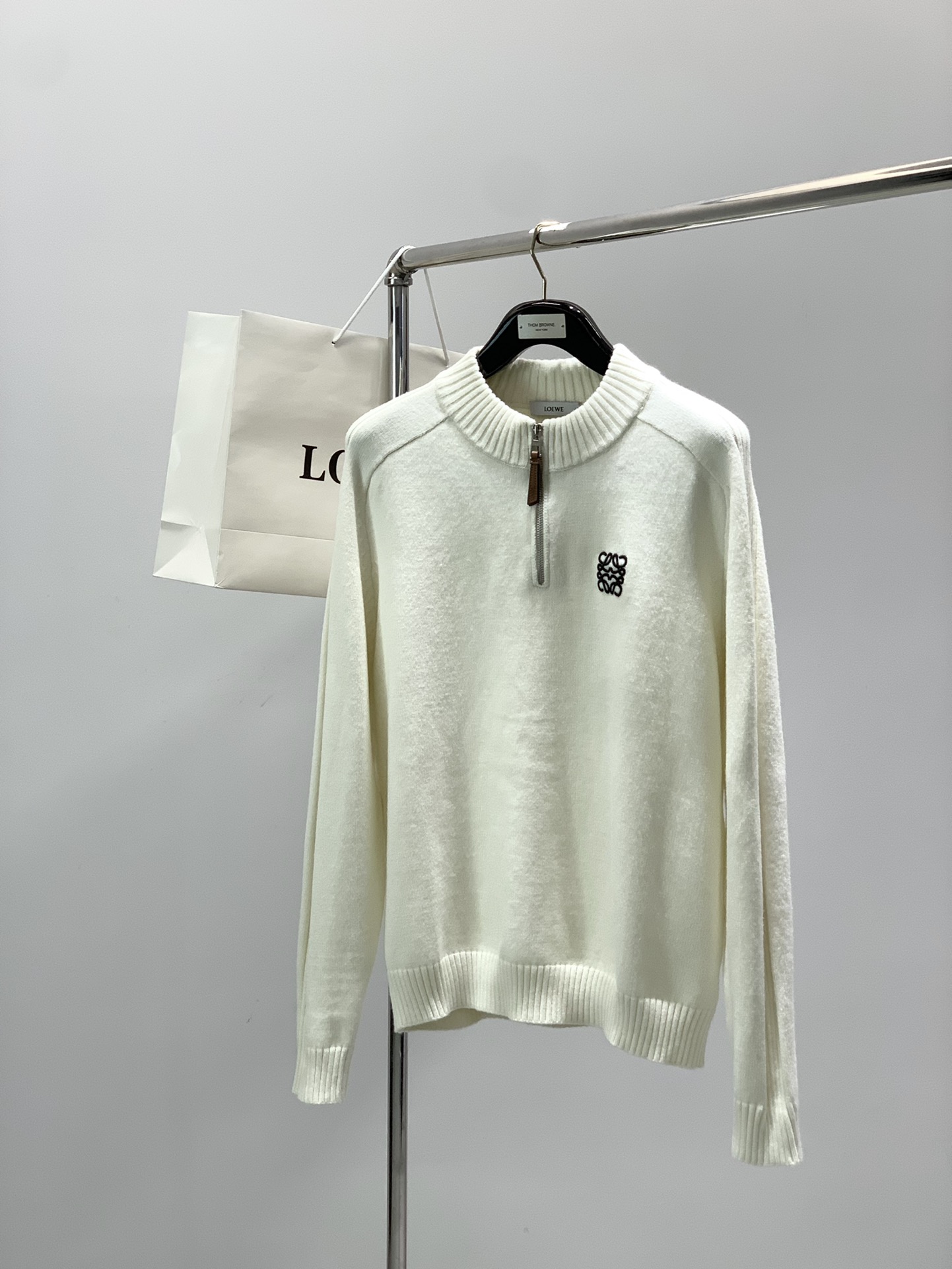 NO:599777,, Loewe Luo Yiwei, the latest autumn and winter style, available at counters at the same time, original order, fashionable and casual round neck long-sleeved knitted sweater, the upper body is very unique!  Eye-catching and bright, imported original fabrics, top embroidery craftsmanship letter pattern decoration logo, simple yet stylish, classic atmosphere, comfortable and breathable, handsome and stylish upper body, 2 colors recommended, size S-2XL,, loewe, loewe, sweaters, alexander wang19860909,Loewe 罗意威,秋冬最新款,专柜同步有售,原单狠货,时尚休闲圆领长袖针织毛衣,上身很有特点！吸睛而有亮点,进口原版面料,顶级刺绣工艺字母图案装饰Logo,简单而不失时尚,经典大气,舒适透气,上身帅气有型,2色推荐,码数S-2XL,,loewe,loewe,sweaters,alexander wang,Men's clothing