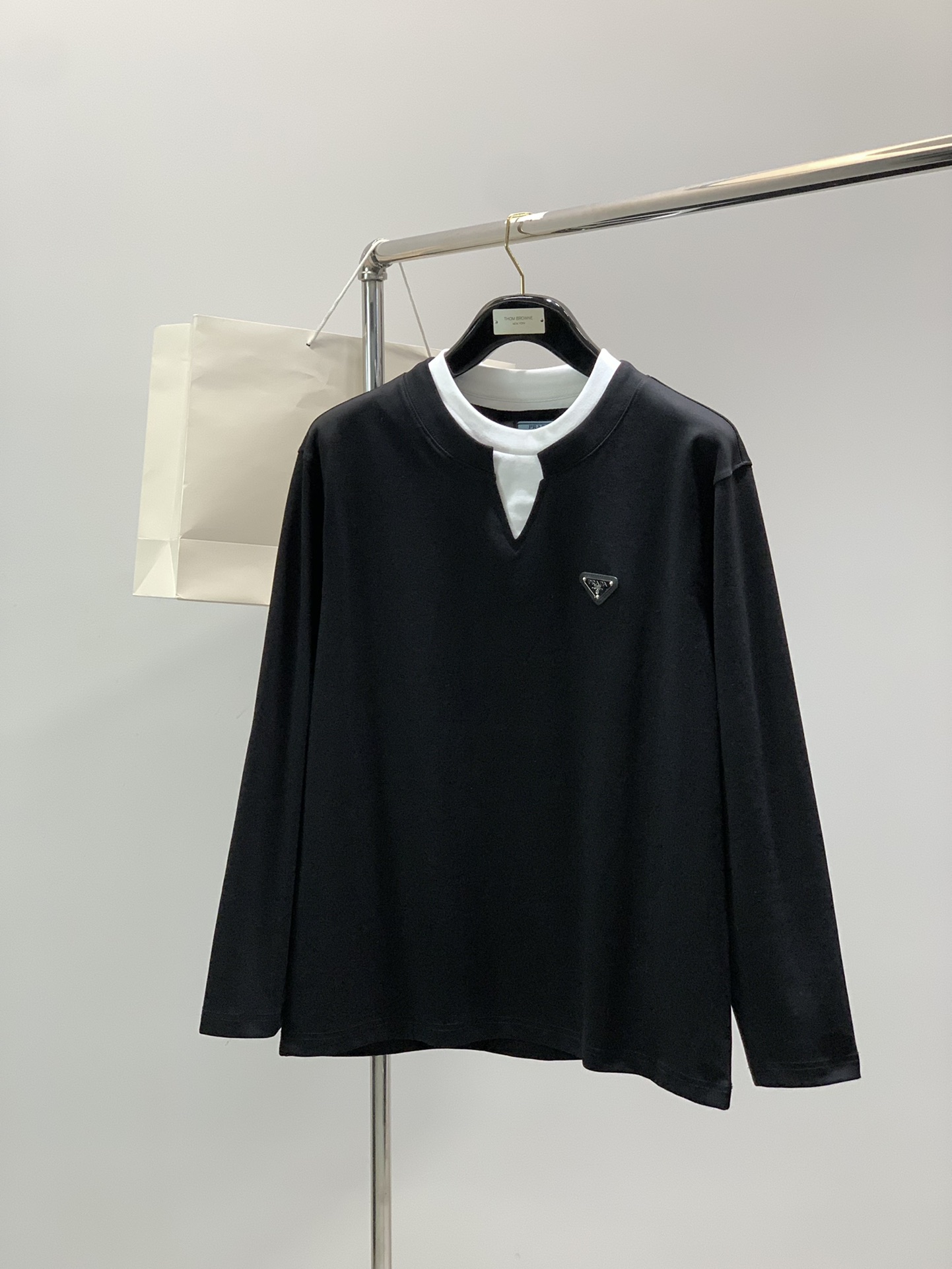 NO:599779,,PRADA Prada, the latest autumn products, available at counters simultaneously, fashionable and casual round-neck long-sleeved T-shirt, imported original fabrics, extremely complex workmanship, the only channel that can be used as a purchasing agent, top-notch printing technology letter pattern logo, extremely high-grade, comfortable and versatile, handsome and stylish upper body, 2 colors recommended, size S-2XL,,prada,prada,tees,t-shirt,alexander wang19860909,PRADA 普拉达,秋季最新品,专柜同步有售,时尚休闲圆领长袖T恤,进口原版面料,做工极为复杂,唯一可以做代购级别的渠道狠货,顶级印花工艺字母图案logo,档次极高,舒适百搭,上身帅气有型,2色推荐,码数S-2XL,,prada,prada,tees，t-shirt,alexander wang,Men's clothing