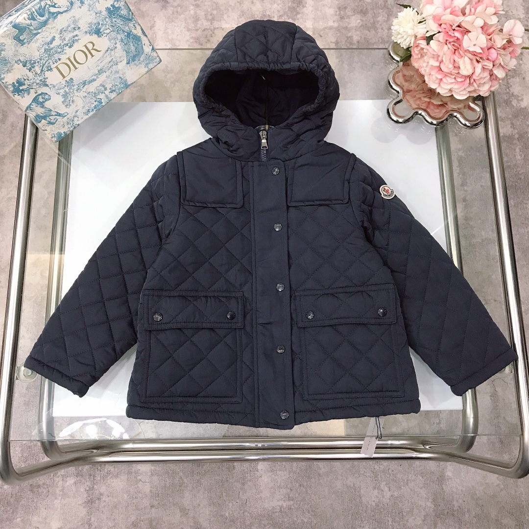 NO:575366,[Ready stock] MONCLE* MC cotton jacket, mid-length hooded with diamond-shaped quilting style ~ Exclusive for baby girls, popular model shipped with unique hardware buttons and engraved logo design, plaid hemming design added, ~ high-end customized version of the upper body is very atmospheric, ~ ultra-high version, lightweight and super warm design ~ very warm and warm, the upper body effect is super good!  Original order, complete with three standards, color navy blue, size--130-140-150 [CM], clothes, hats,19860909【现货发】  MONCLE* MC棉服 中长款连帽搭配菱形绗缝款式～女宝宝款专属 火爆款出货独特五金纽扣复刻logo设计,格纹包边设计增添,～高端定制版上身非常大气,～超高版本,轻薄款超保暖设计～非常暖和保暖 上身效果超级好哦！ 原单货,三标齐全, 颜色藏青色 Size--130-140-150【CM】,衣服,hats,,Children's