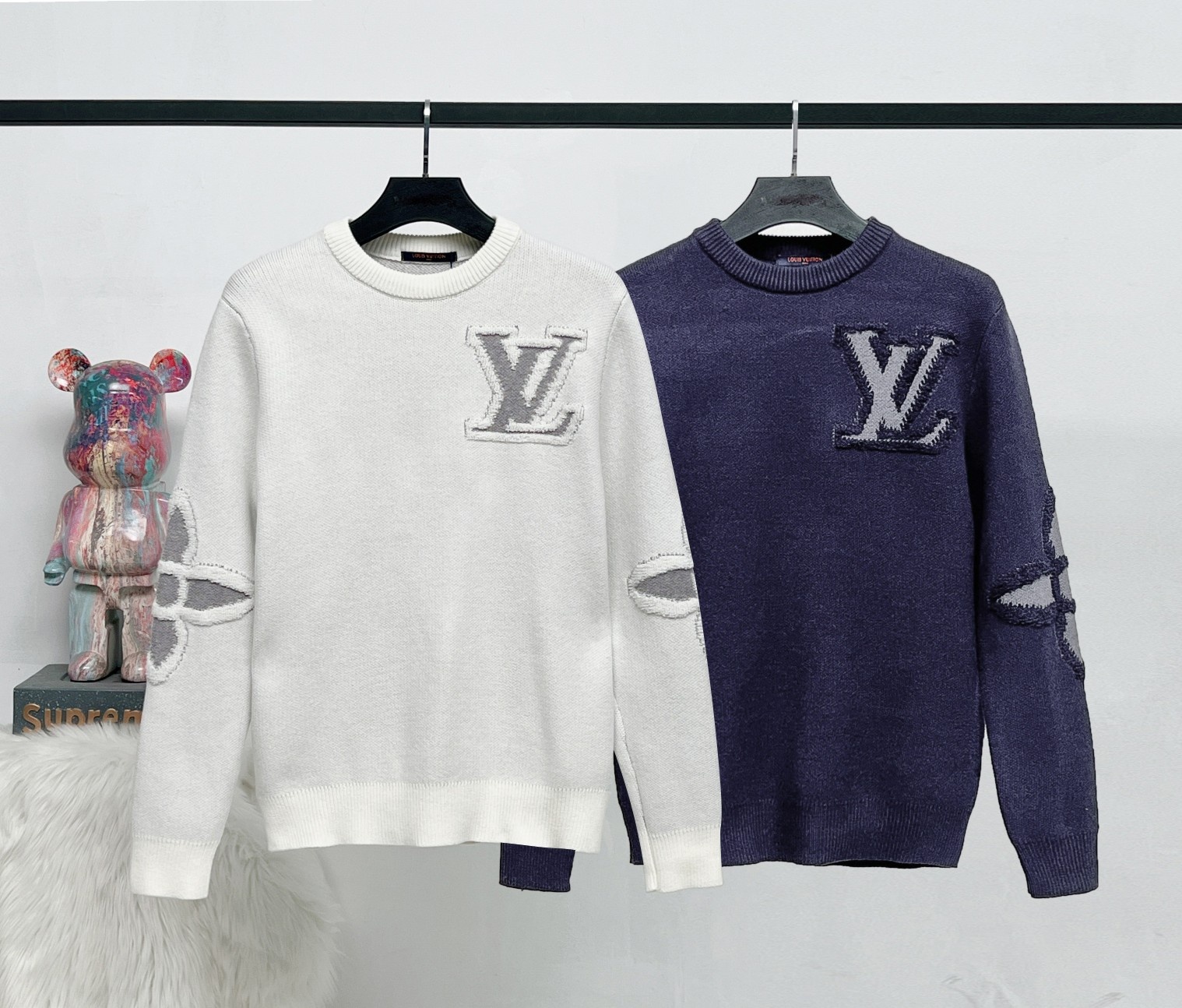 P235
T98#LV提花毛衣当经典老花基因邂逅细腻针织工艺,标志性四叶花图案以立体提花呈现,简约廓形却暗藏奢牌辨识度,日常叠穿或单穿都能低调彰显品味。 精选亲肤针织面料,保暖性与舒适度并存,无论是搭配牛仔裤走随性路线,还是配西装裤玩雅痞风格,都能完美hold住,助你在秋冬穿搭中轻松脱颖而出,解锁属于你的奢潮型格。
颜色:白色 兰色
码数:XS S M L