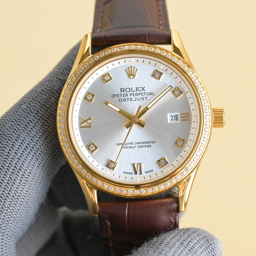 NO:552925,Gold and white at the same price, diamond steel band, 2025 new special promotion [Rolex] This watch carries many classic elements of Rolex. This series of watches has been the most iconic and recognizable watch of Rolex since its birth, highlighting the brand image, the facade of the family, and reflecting personality, taste, charm, and strength!  [Movement] Equipped with a brand new imported Japanese movement, which has strong stability!  [Table diameter] 40MM in diameter; [Material] 316 steel!  [Mirror] Sapphire glass!  [Strap] Original calfskin pin buckle, more delicate and comfortable overall!  Ingenious masterpiece, welcome your tasting!  Factory quality, rolex, cowhide19860909金白同价 钻钢带 2025 新款特推【劳-力-士】 这款腕表承载了劳力士很多的经典元素这个系列腕表腕表自诞生之日,就一直是劳力士最具标志性和辨识度的表款,彰显品牌形象,家族的门面,体现出个性、品味、魅力、实力！【机芯】搭载全新进口日本机芯,稳定性强！【表径】直径40MM；【材质】316钢材质！【镜面】蓝宝石玻璃！【表带】原装小牛皮针扣 整体更细腻舒适！ 匠心力作 欢迎您的品鉴！大厂品质,,rolex,cowhide,Watch