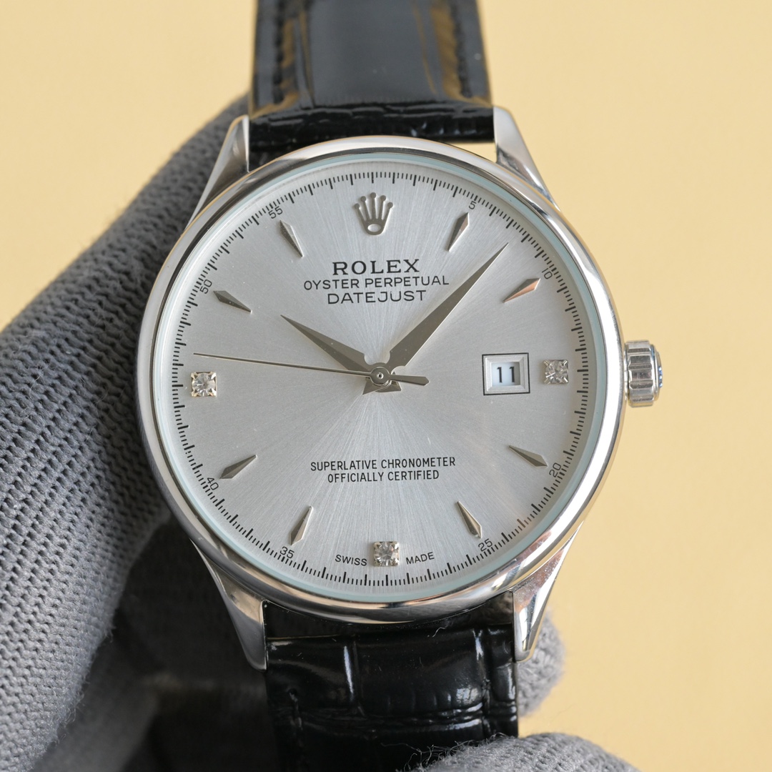 NO:552933,White shell, gold shell, the latest popular model, Rolex [ROLEX] men's watch, with a unique dial design, paired with a more high-end and luxurious Rolex. When you first meet Rolex, you must dream of owning it one day. Wearing a Rolex will make you prosperous and prosperous. You deserve it. Reviews are welcome!  !  The movement is equipped with a brand new imported Citizen (zero repair), size 40, mirror sapphire glass never scratched, material 316L stainless steel case, power reserve 48 hours, waterproof depth 100 meters, Italian calf leather belt, original pin buckle!  ,,rolex,cowhide19860909白壳 金壳 最新爆款主推 劳力士【ROLEX】男士腕表 采用独特的表盘设计 搭配而来的是更高档奢华的劳力士, 初识劳力士必憧憬有朝一日能拥有它,戴上劳力士必顺风顺水必发达,你值得拥有,欢迎评鉴！！ 机芯搭配全新进口西铁城（零返修） 尺寸40 镜面蓝宝石玻璃永不刮花 材质316L精钢表壳 动力储存48小时 防水深度100米 意大利小牛皮带,原装针扣！,,rolex,cowhide,Watch