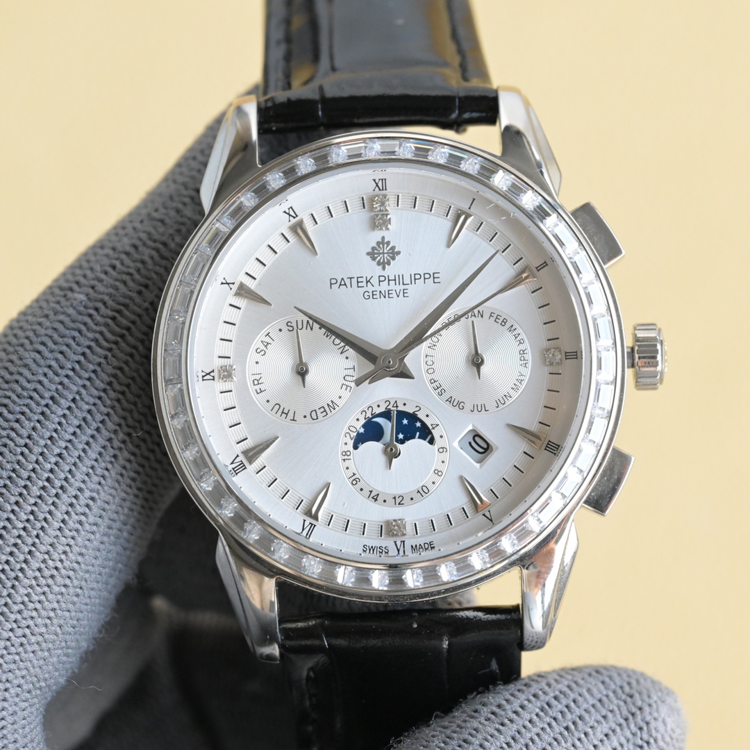 NO:552869,White gold, 50 diamonds [latest product in TW years] Patek Philippe’s highest version watch on the market!  The TW watchmaker team spent 8 months carefully designing, daring to be the first, breaking through multiple technical bottlenecks, and striving for perfection!  [Case] The market's exclusive latest pot lid glass material, the dial is simple and extraordinary, 12 scales are integrated with the glass, the exclusive full diamond case has a super 3D three-dimensional effect, ultra-thin craftsmanship, and a diameter of 40mm. [Movement] The watch uses the original 9015 movement, with a vibration frequency of 28,800 times per hour, and zero repair quality. [Strap Buckle] The style is matched with Italian cowhide to make the wrist more comfortable and comfortable. The watch buckle is engraved with a classic logo, generous and classy.  No one really owns a Patek Philippe, they just keep it for the next generation.,,patek philippe,cowhide19860909白 金 钻50【 TW 年最新出品】百达翡丽 市场最高版本腕表！TW制表师团队历时8个月精心设计,敢为人先,突破多层技术瓶颈,力求完美！【表壳】市场独家最新锅盖玻璃材质,表盘简而不凡,12个刻度与玻璃融为一体,独家的满钻表壳,具有超强3D立体感,超薄工艺,直径40mm.【机芯】腕表采用原装9015机芯,每小时振频28800次,零返修质量.【表带扣】款式搭配意大利牛皮让手腕更贴合舒适,腕表表扣上面刻有经典标志,大方富有档次. 没有人真正拥有百达翡丽,只不过为下一代保管而已.,,patek philippe,cowhide,Watch