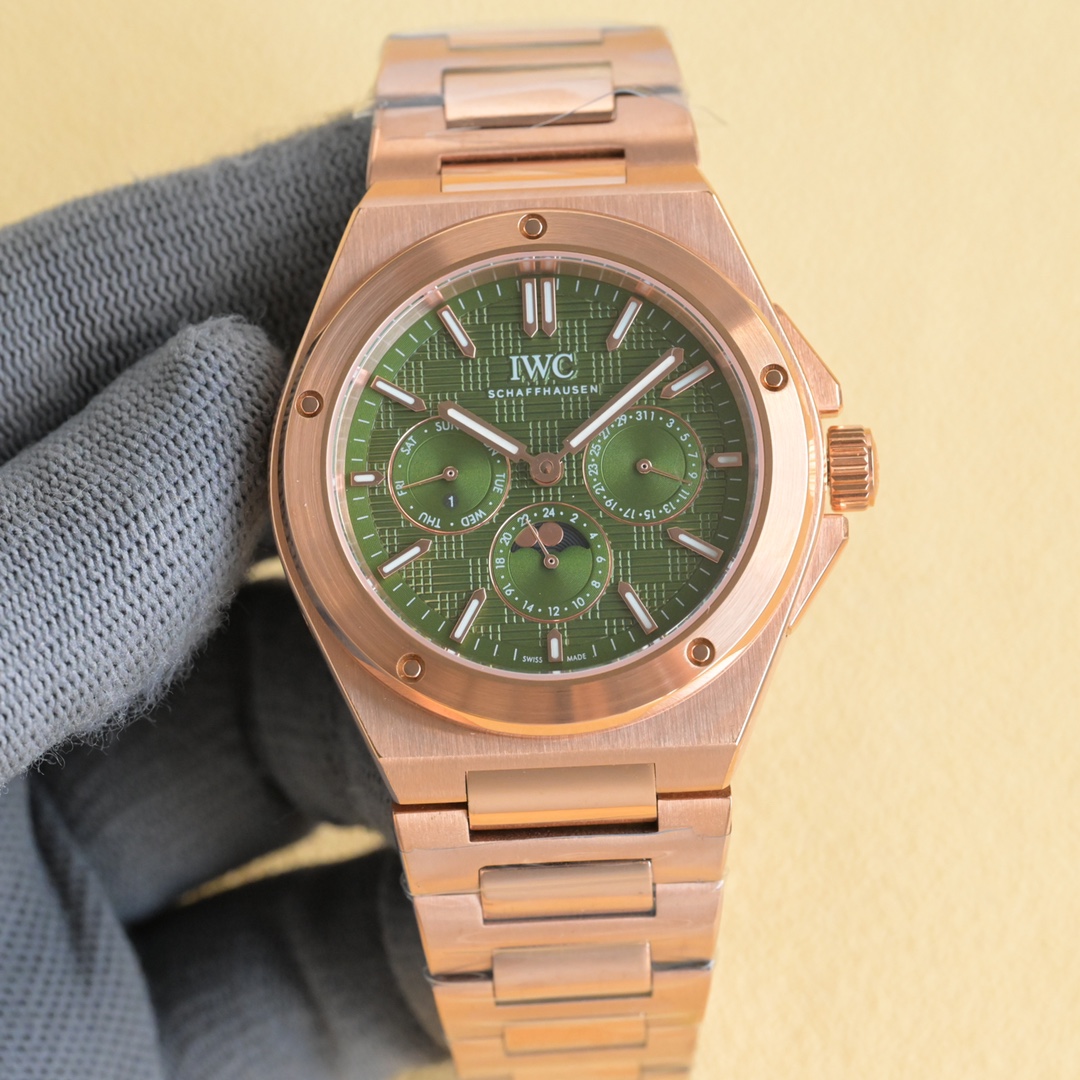 NO:552885,White piece black Another 'project' for ten thousand years!  Perfect once again!  IWC’s new Engineer series pays homage to Gero Dazun’s classic design!  1【Movement】Using the 82650 self-made movement, the movement is stable, accurate and requires almost zero repairs!  2 [Watch Case] ​​Genuine mold opening, 1:1 perfect restoration!  The size of the watch is 41.6mm. The entire case adopts a large-area brushing process. The eye-catching round bezel is matched with functional screws, and the polishing treatment on the angular edges directly enhances the luxury of the watch. It is exactly the same as the original craftsmanship!  3 [Dial] Adopts a three-panel layout, with the iconic 'grid' pattern on the dial, and a unique pattern composed of delicate fine lines and squares, setting off three sub-dials with a sunburst effect, which means it has many display functions!  The glass adopts double-sided anti-reflective arched sapphire-coated mirror!  4 [Strap Buckle] The watch is equipped with an integrated H-shaped link strap, which is polished and decorated with the same finish as the case. The buckle is engraved with the 'IWC' classic logo. The proportional design and flexibility allow the watch to achieve a better wearing experience. 5 IWC's most dazzling Engineer Perpetual Calendar watch. Suitable for various business occasions, simple and refined yet elegant!  Welcome friends from all walks of life to taste it.,,iwc19860909白 枚 黑 又一次“工程”万年！再一次尽善尽美！ IWC万国表全新工程师系列,致敬杰罗·达尊的经典设计！ 1【机芯】采用82650型自制机芯,其机芯运转稳定,走时精准,几乎零返修！ 2【表壳】正品开模,1:1完美还原！腕表尺寸41.6mm,整个表壳采用大面积拉丝工艺,醒目的圆形表圈搭配功能性螺丝,组合棱角边缘上的抛光处理,直接拉升腕表的豪华感,与原装工艺效果如出一辙！ 3【表盘】采用三幅盘布局,用标志性的“网格”纹盘面,以细腻的细密线条与方科构成的独特纹,映衬着三个采用太阳纹效果的副盘,也即便显示功能多！玻璃方面采用双面防反光拱形蓝宝石镀膜镜面！ 4【表带表扣】随表配备了一体化H型链节表带,并与壳体饰面采用一样的打磨装饰,表扣刻有“IWC”经典标志,在整理比例设计跟灵活性上,让腕表实现更好佩戴的上手体验. 5IWC旗下最耀眼的工程师万年历腕表.适合各种商务场合,简敛精致不失优雅！欢迎各路表友品鉴.,,iwc,Watch