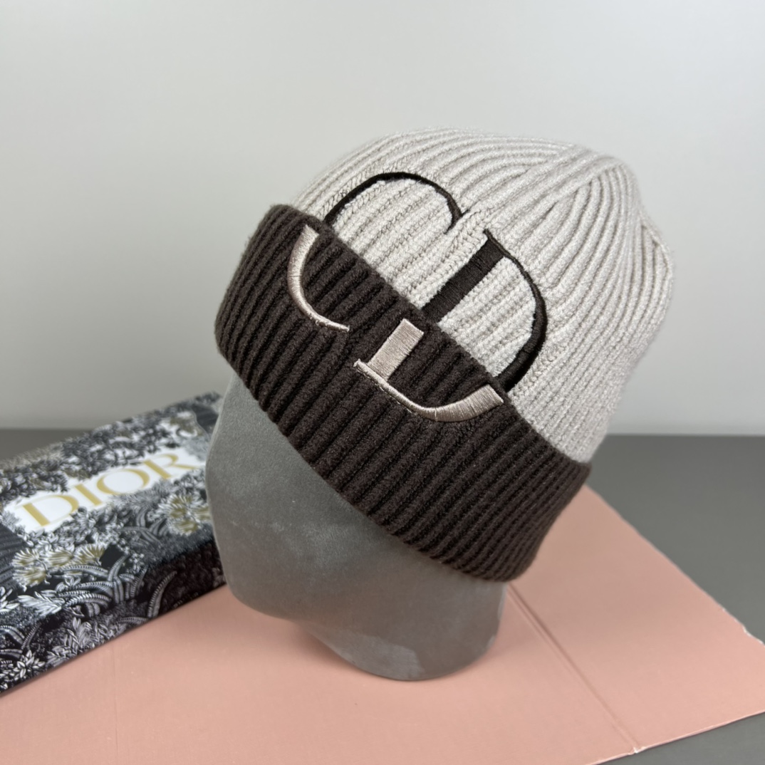 NO:579711,Comes with dust bag DIOR Dior original single hat official website new product Love] [Love] wool cashmere double-layer hat is warm and fashionable, simple and elegant, more fashionable and high-end!  Hats bucket hat, baseball cap, knitted hat, hat, dior, dior, espadrilles, hats19860909配防尘袋 DIOR 迪奥原单帽子官网新品爱心][爱心]羊毛羊绒双层帽子保暖又时尚,简单大方,更显时尚高端大气！帽子渔夫帽棒球帽针织帽,帽子,dior,dior,espadrilles,hats,hat
