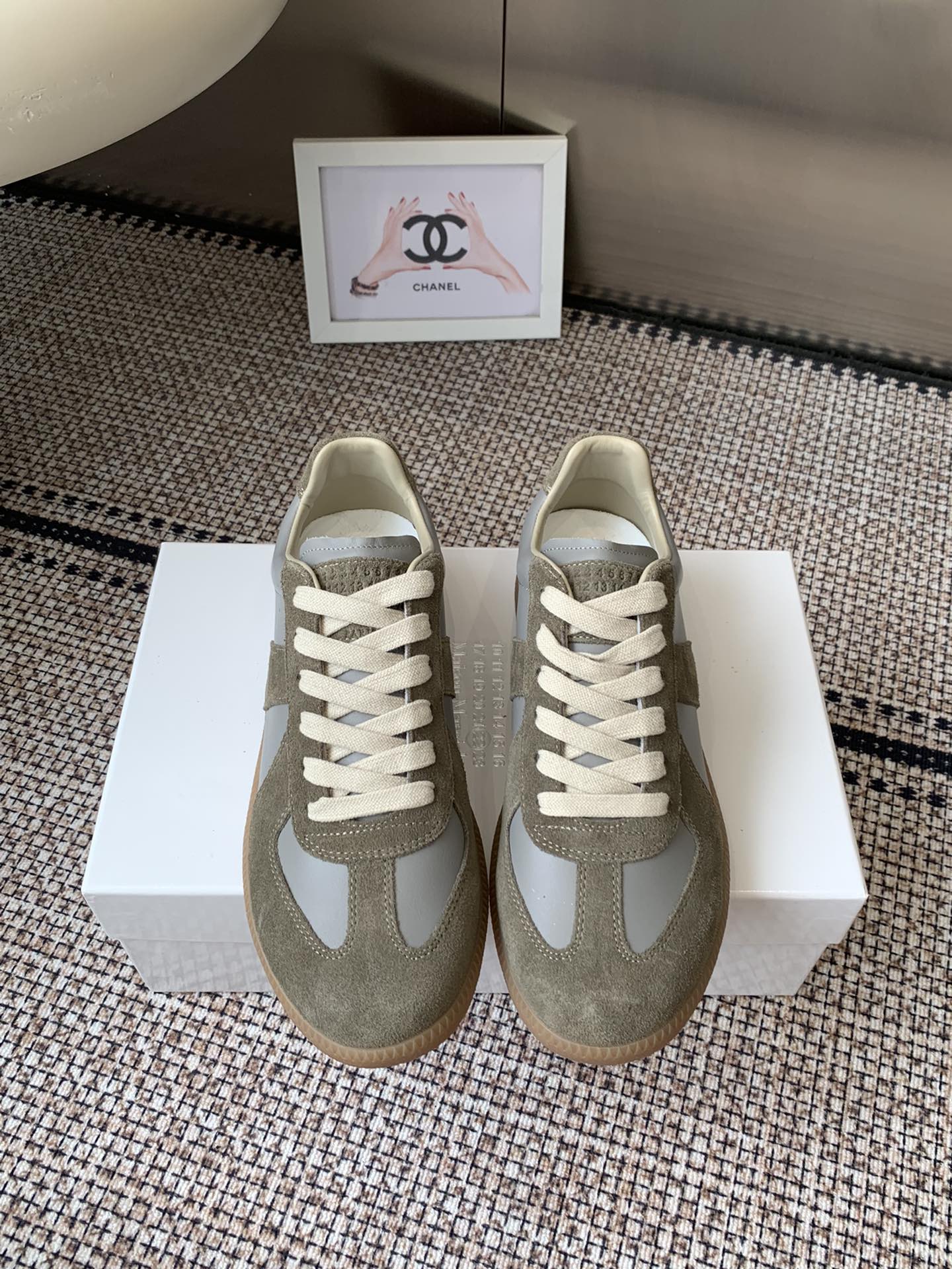 NO:564518,MaisonMargiela MM6 Classic moral training shoes, casual sports shoes, couple models, ghost designer brand, an affordable luxury brand. This German training shoe continues the classic T-shaped leather splicing design. It has been carefully improved many times by the design team. The soft and delicate characteristics are combined with the fashionable fabric surface, making it ultra-soft and comfortable while maintaining good breathability. Comfort and texture go hand in hand, making it easy to wear any combination in all seasons.  Original custom-made imported cowhide/suede/canvas lining, imported soft sheepskin lining, original molded rubber wear-resistant tendon bottom, size female 35-40 / male 39-45 (female 40, male 45 custom-made, non-refundable), casual shoes/sports shoes, masion margiela, masion   margiela,sneakers,cowhide,sheepskin,chamois leather19860909MaisonMargiela MM6 马吉拉 经典德训鞋 休闲运动鞋 情侣款 鬼才设计师品牌一个轻奢品牌 这一款德国训练鞋延续了经典的T形真皮拼接设计 经过设计团队多次的精心改良 柔软细腻的特点与时尚潮流的布面相结合 使其既有超高的柔软舒适度 又同时保持不错的透气性能~舒适与质感并行 轻松驾驭四季穿着任何搭配 原版定制进口牛皮/麂皮/帆布 内里 进口柔软羊皮里 原版开模橡胶耐磨牛筋底 码数女35-40 / 男39-45 （女40 男45定做不退换）,休闲鞋/运动鞋,masion margiela,masion margiela,sneakers,cowhide,sheepskin,chamois leather,Women's Shoes