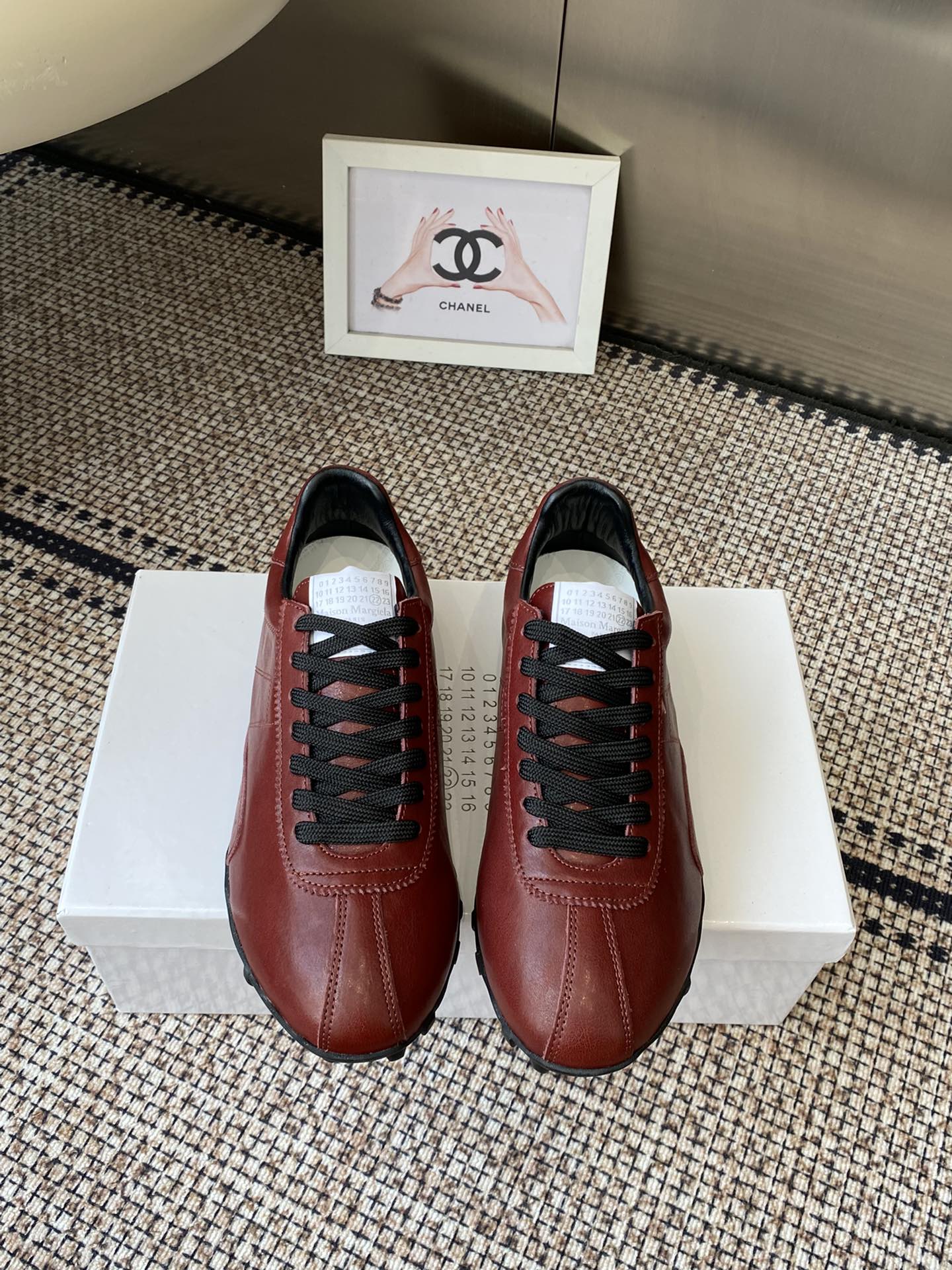 NO:564523,Maison Margiela MM6 2025 Autumn and Winter Series Forrest Gump moral training shoes for couples! The new Sprinters silhouette is made of distressed vegetable soft cowhide, inspired by vintage. Through distressing, stitching, splicing and other processes, the single product is given new life and beauty. The tongue has a classic number logo, with a non-slip spike sole, and the tail is decorated with the iconic white stitching logo, full of craftsmanship. Fabric: cowhide Original rubber outsole  Size: 35-39 40-44 (40 for women and 45 for men, customized), casual shoes/sports shoes, masion margiela, masion margiela, sneakers, cowhide19860909Maison Margiela 马吉拉 MM6 2025秋冬系列情侣款阿甘鞋德训鞋! 新款Sprinters轮廓采用做旧植柔牛皮制成,灵感来源于复古.通过做旧、缝线、拼接等工艺,赋予单品新的生命和美感.舌有经典的数字标志,搭配有防滑的钉状鞋底,鞋尾饰有标志性的白色缝线logo,充满工艺感. 面料:牛皮 原版橡胶大底 码数:35-39 40-44(女40男45定做),休闲鞋/运动鞋,masion margiela,masion margiela,sneakers,cowhide,Women's Shoes