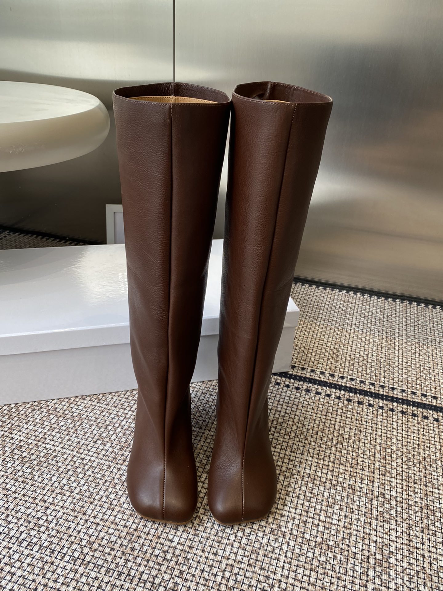 NO:564513,I really love the top version of MM6 25 new high boots for early autumn. The cowhide boots don’t look too good on the feet, okay?  Upper cowhide, lining cowhide, genuine leather bottom Size: 35-39 (40, 41 customized), boots, masion margiela, boots, cowhide19860909顶级版本 MM6 25早秋新款高筒靴真的太爱了 牛皮长靴款 上脚真的不要太好看好吗？ 鞋面牛皮 内里牛皮 真皮底 码数:35-39 (40、41定做),靴子,masion margiela,boots,cowhide,Women's Shoes